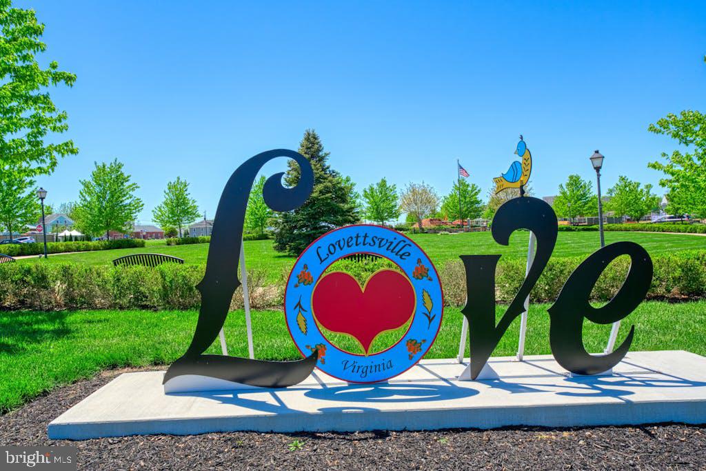 LOVETTSVILLE - Residential