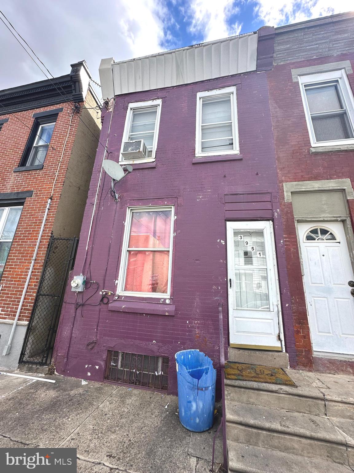 Charming 2-bedroom, 1-bathroom property for sale with the option for immediate rental income. Tenants in place can either continue occupancy or vacate with notice prior to settlement, offering flexibility for investors or new homeowners. Don't miss the opportunity to own this versatile property!