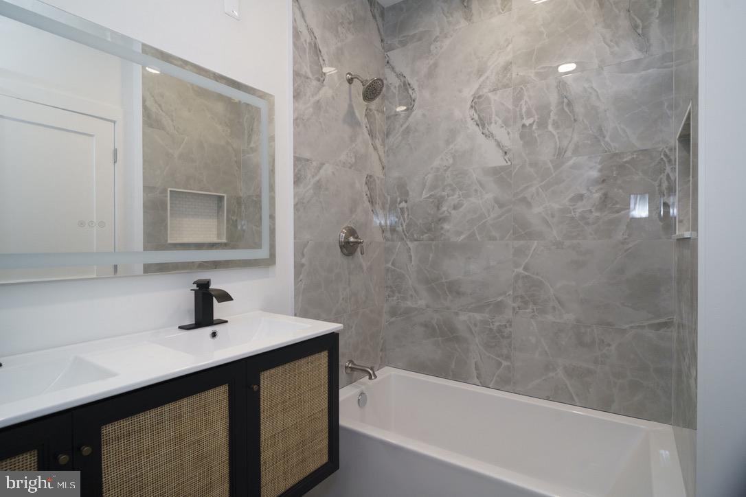 NORRIS SQUARE - Residential Income