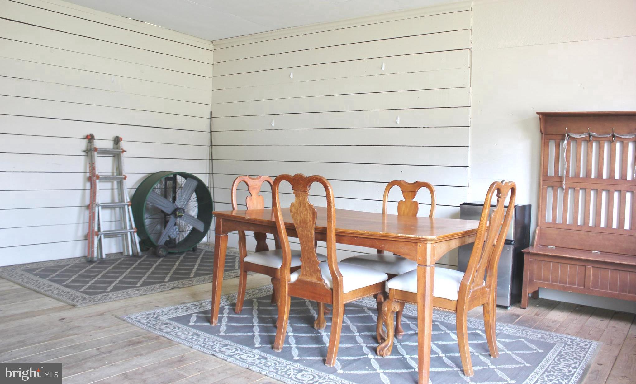 POOLESVILLE OUTSIDE - Residential