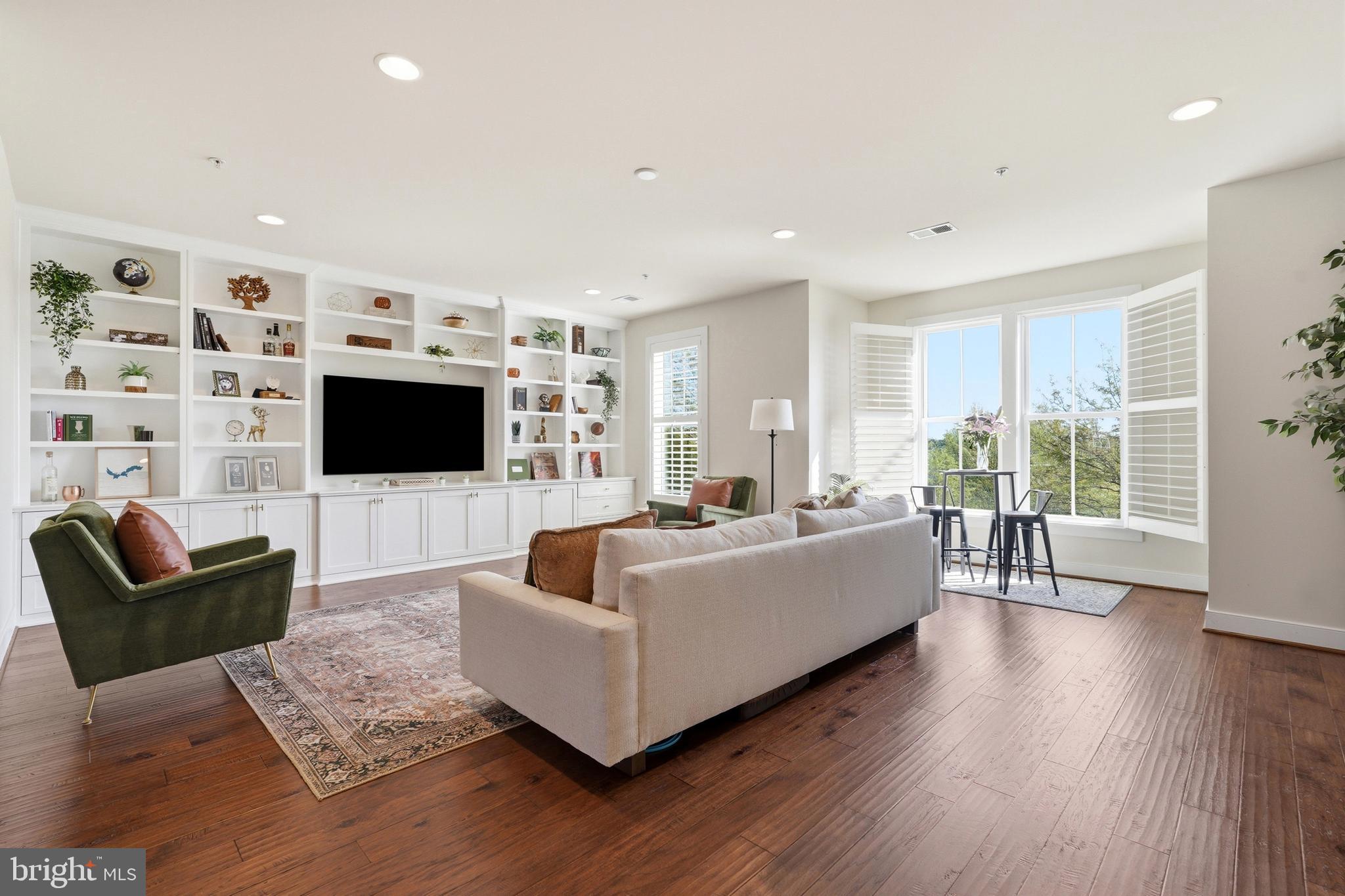 2206 POTOMAC AVENUE 102