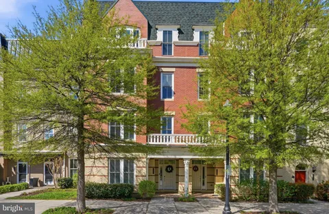 2206 Potomac Avenue Unit 102, Alexandria, VA MLS: VAAX2054964