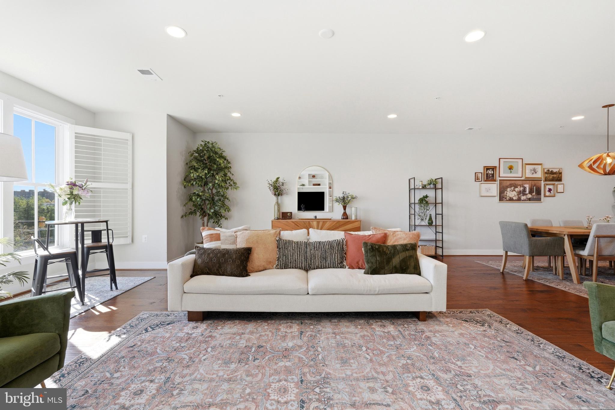 2206 POTOMAC AVENUE 102