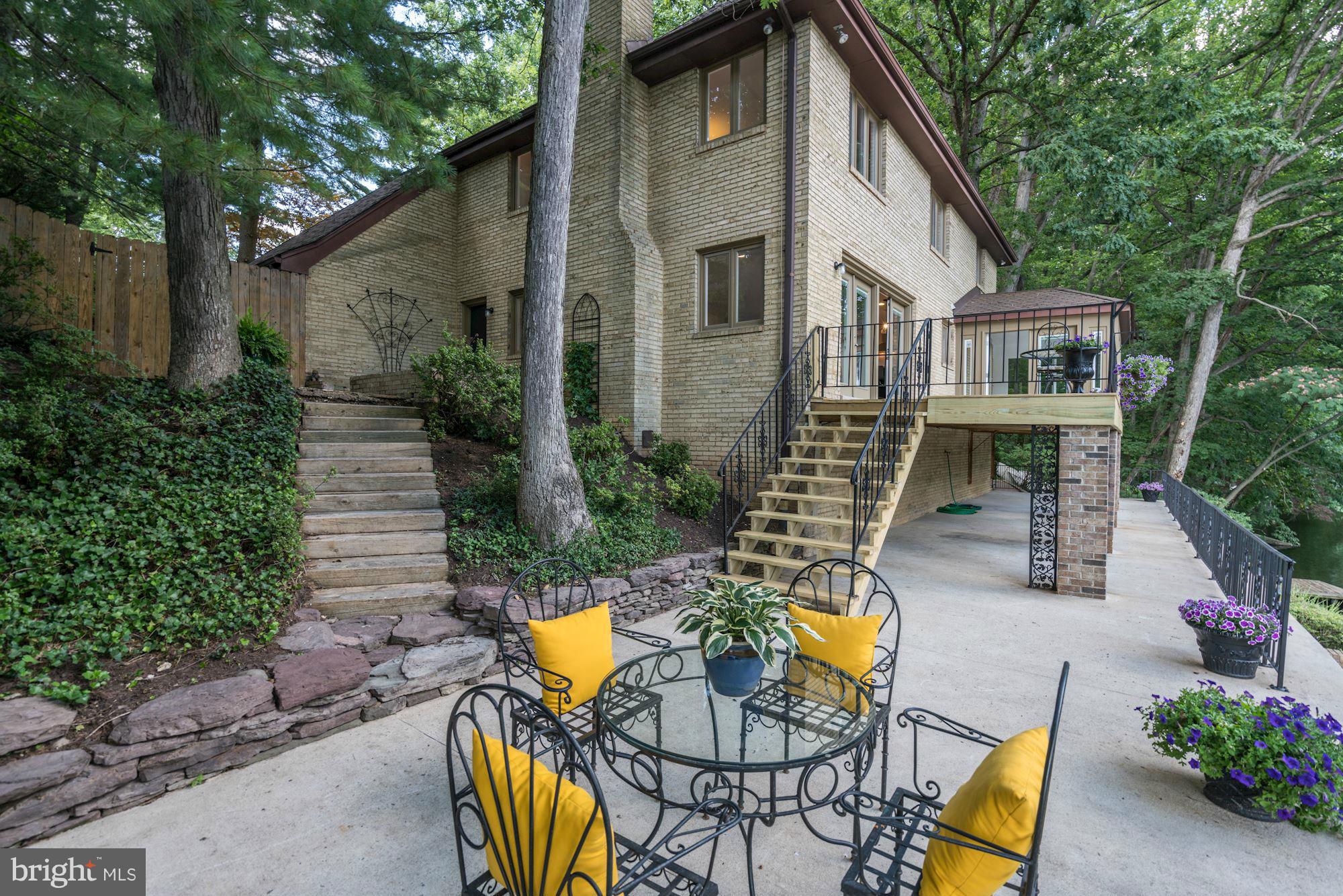 LAKE BARCROFT - Residential