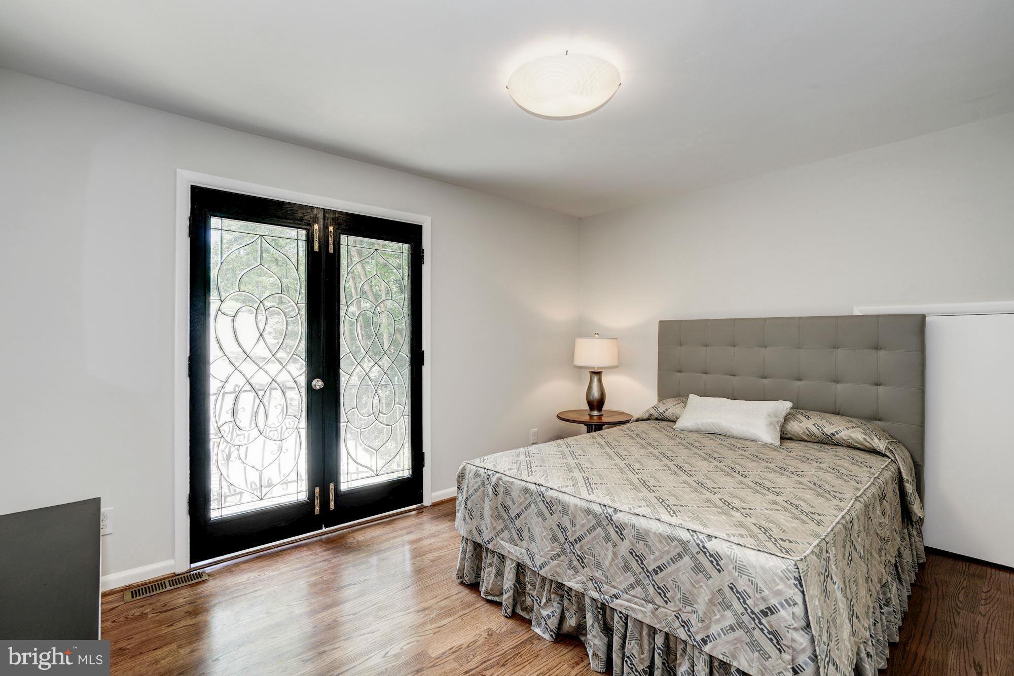 LAKE BARCROFT - Residential