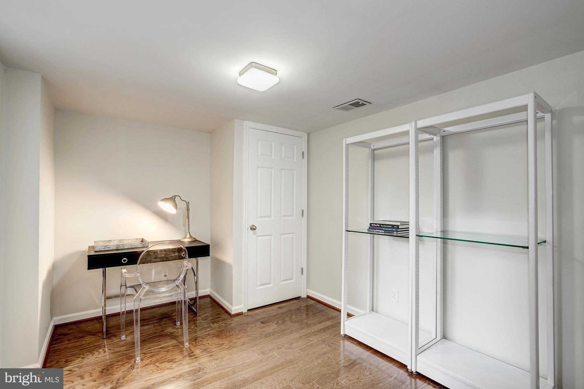 LAKE BARCROFT - Residential