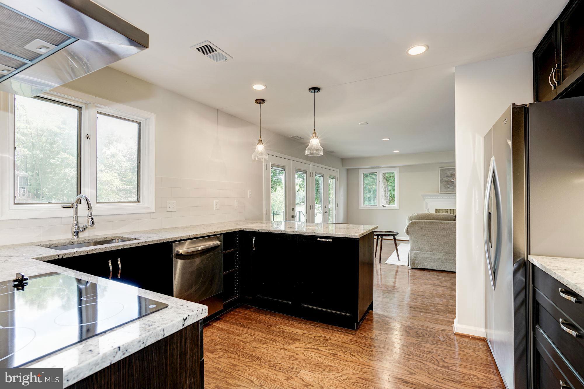 LAKE BARCROFT - Residential