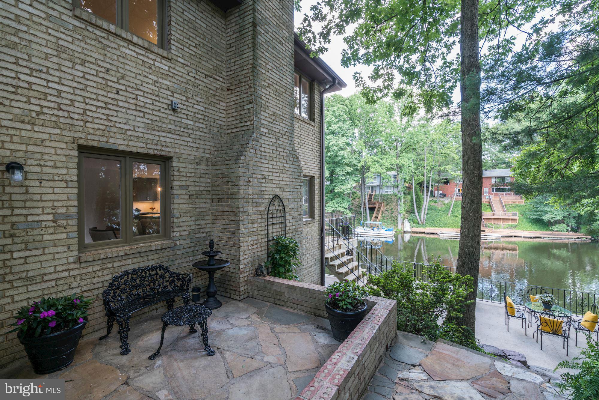 LAKE BARCROFT - Residential