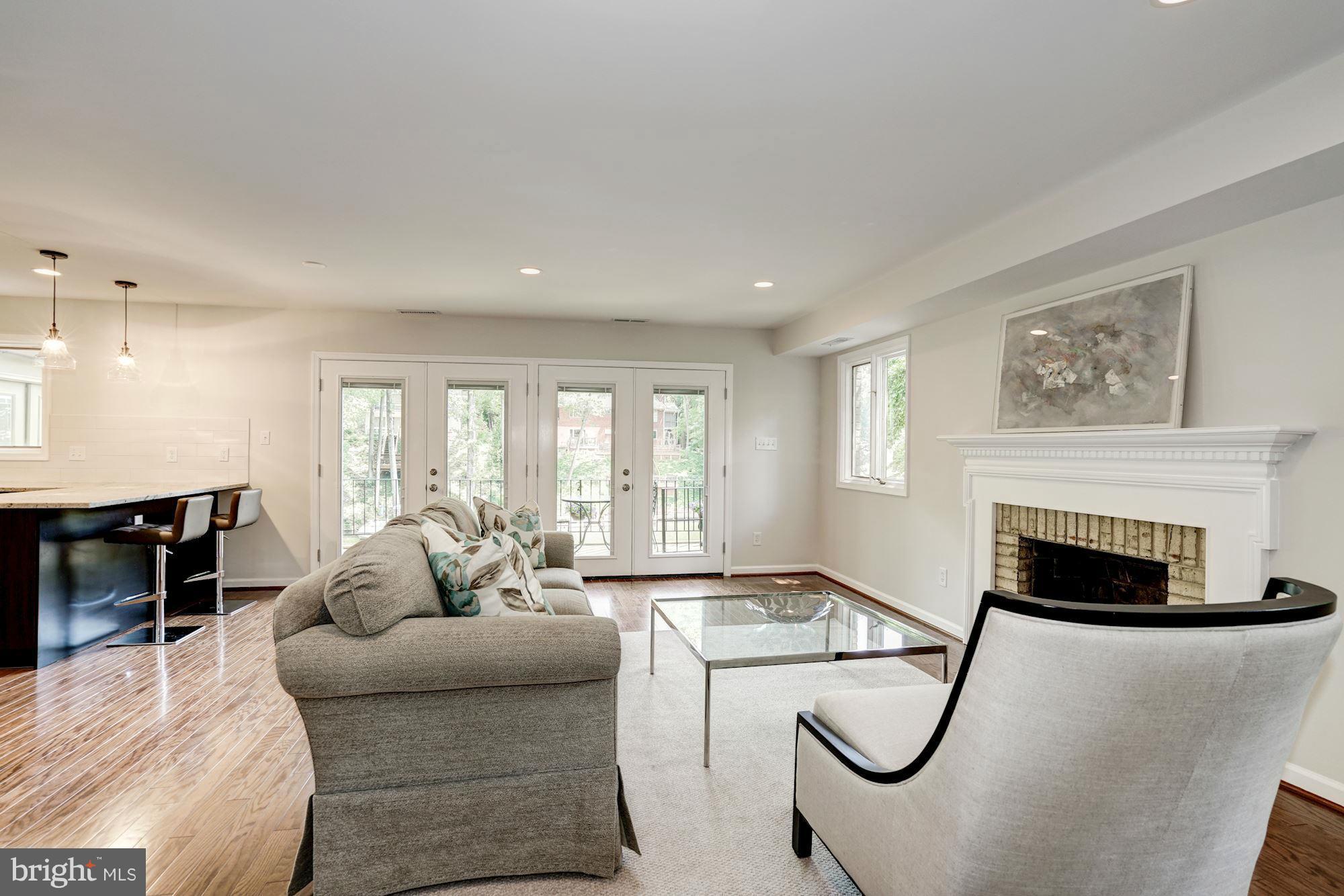 LAKE BARCROFT - Residential