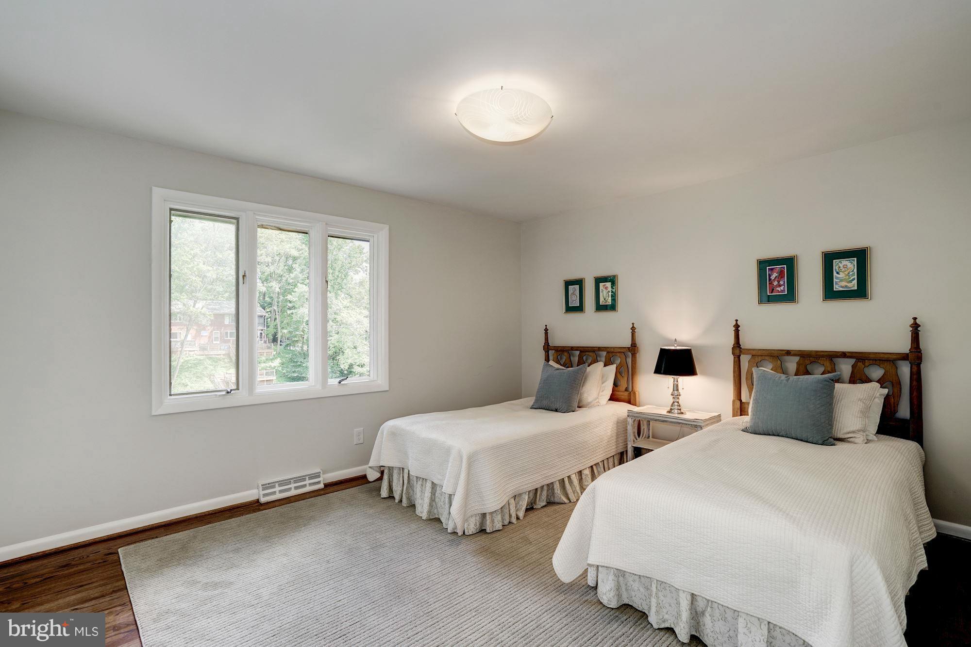 LAKE BARCROFT - Residential