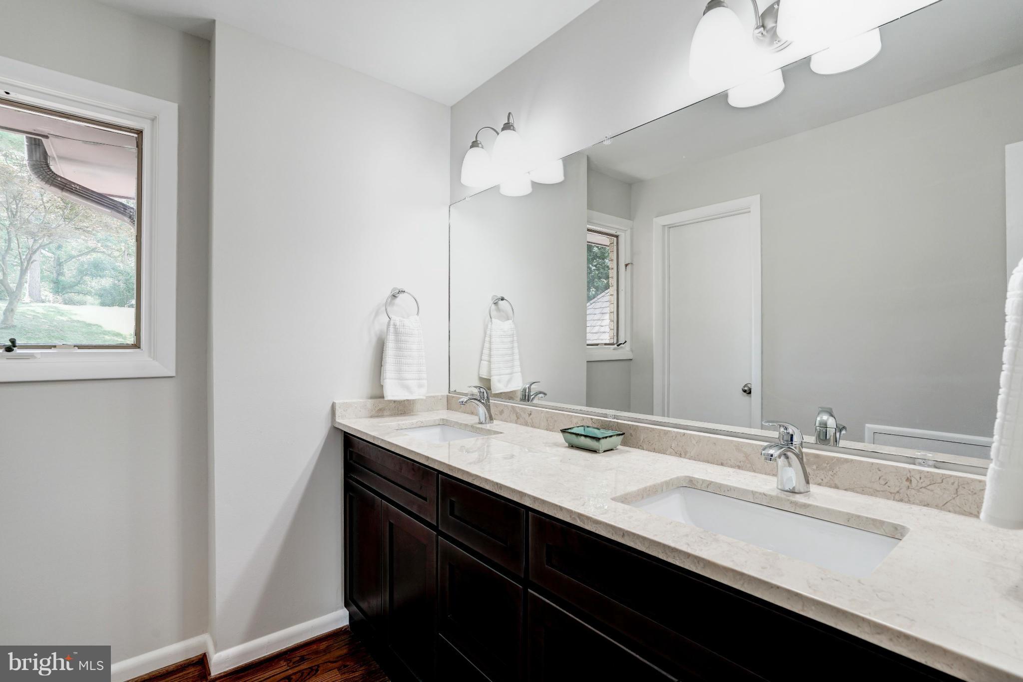 LAKE BARCROFT - Residential