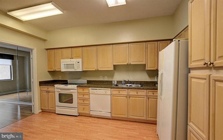 VANTAGE POINT EAST @ LEISURE WORLD - Residential