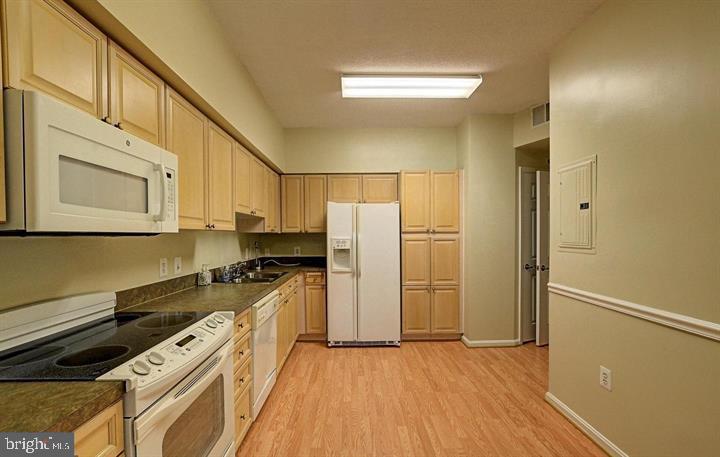 VANTAGE POINT EAST @ LEISURE WORLD - Residential