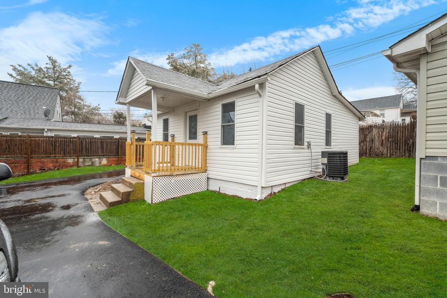 1-bedroom, 1-bath private mini-home is ready for you to make it your own! Enjoy the convenience of beautiful, hardwood floors, all stainless-steel appliances, private parking and complete privacy! Kitchen and bathroom has been completed and ready to go. Don’t miss this opportunity—Apply today through Rentspree!