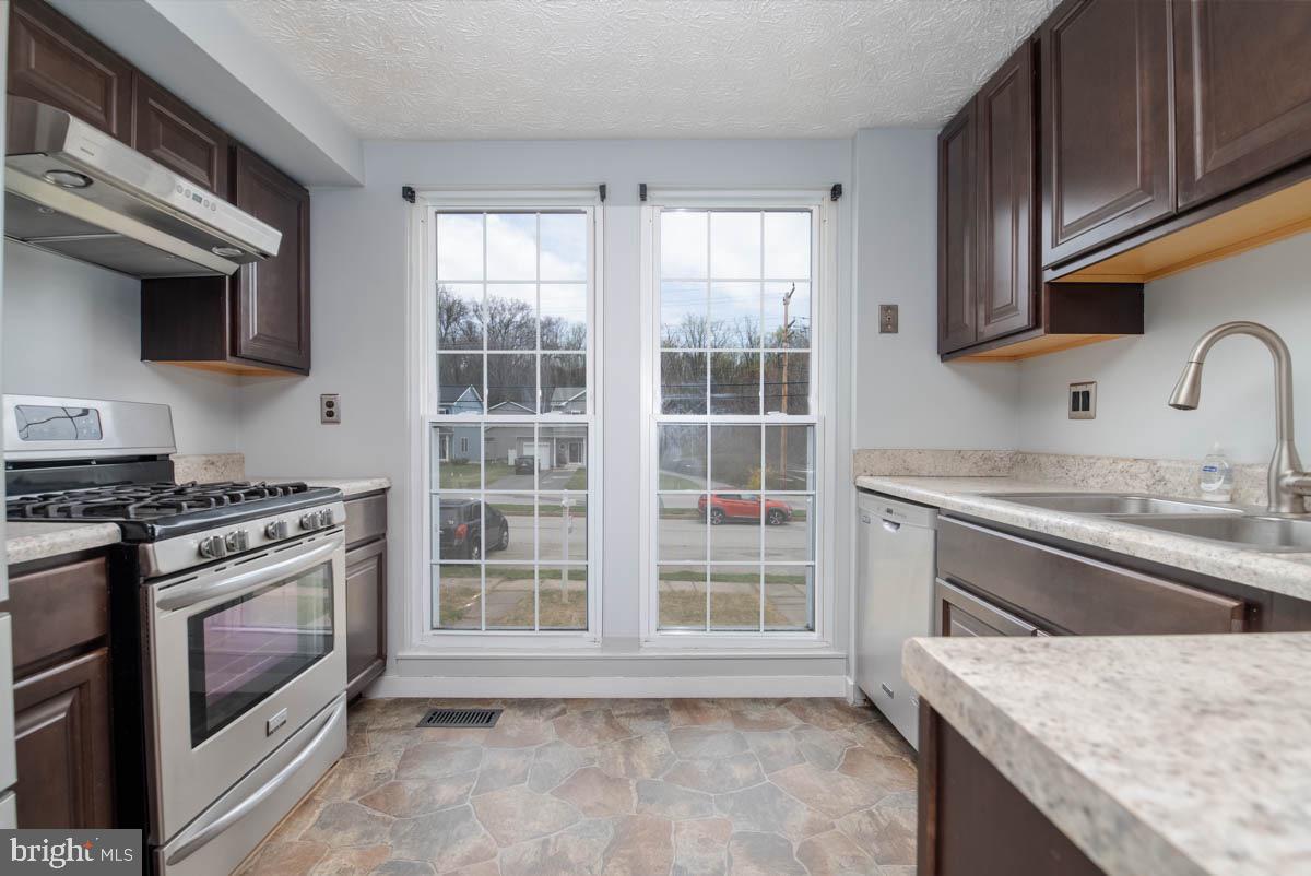 CARROLLWOOD MANOR - Residential