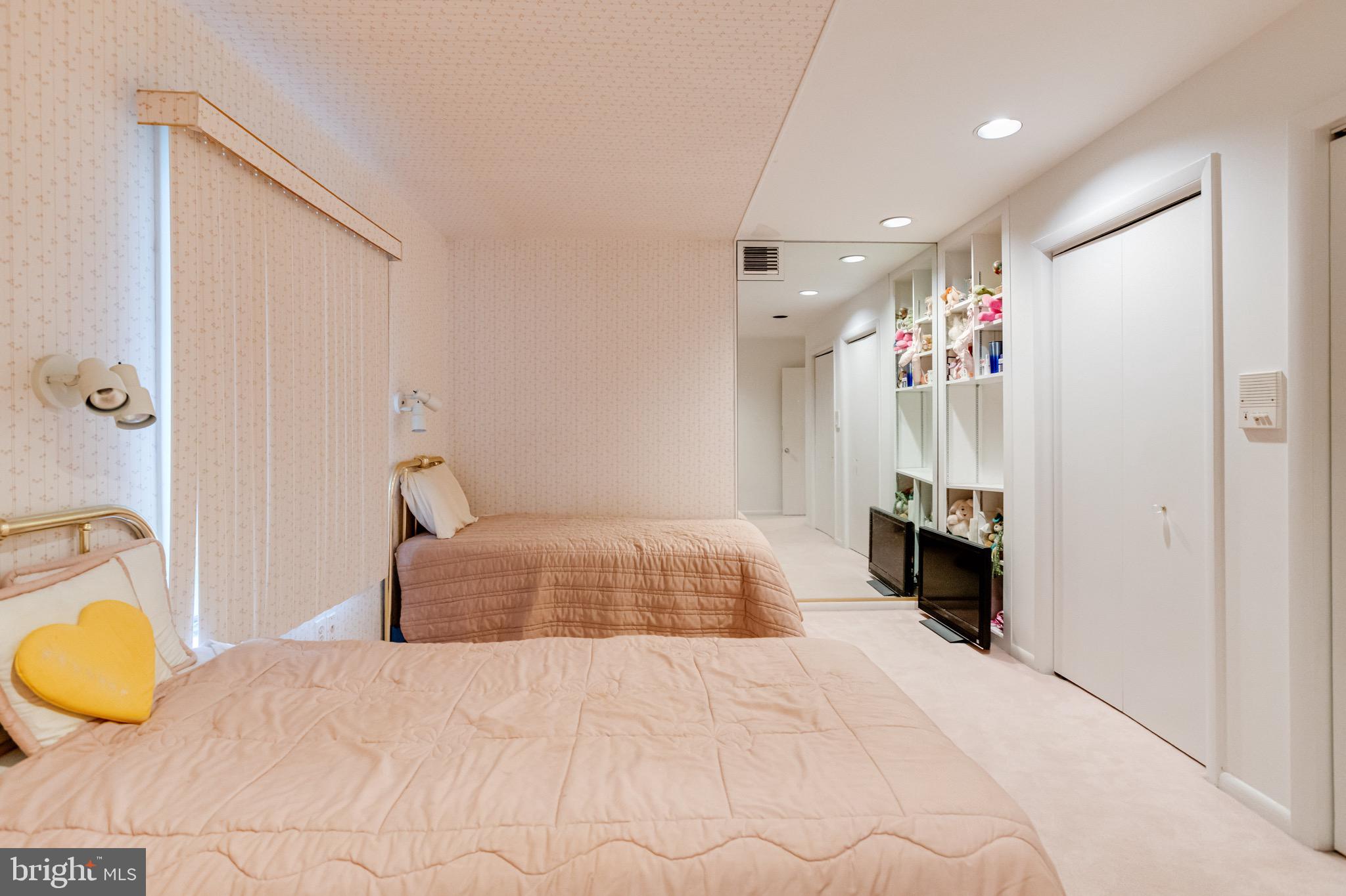 VELVET RIDGE - Residential