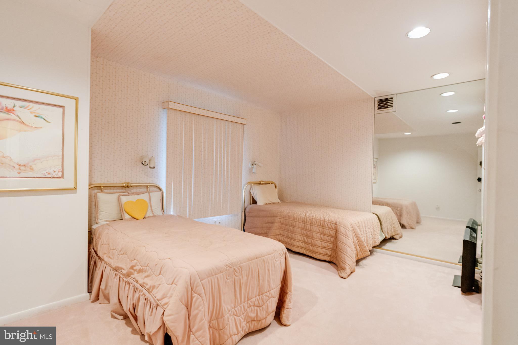 VELVET RIDGE - Residential