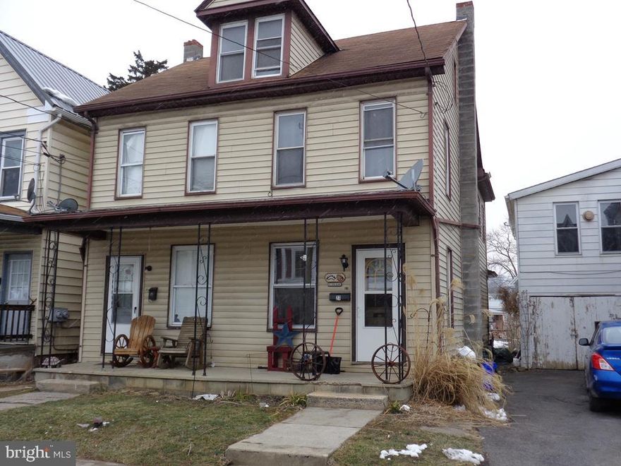 Vinyl siding, shingle roof, replacement windows.  Interior is mostly paneling, carpet, suspended ceilings.  Minor roof leak on 25 side.  Vacant.  Needs some clean-out and cleaning, otherwise ready to rent.