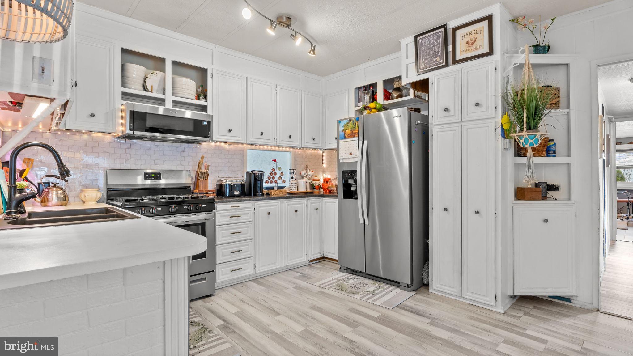 FEASTERVILLE - Residential