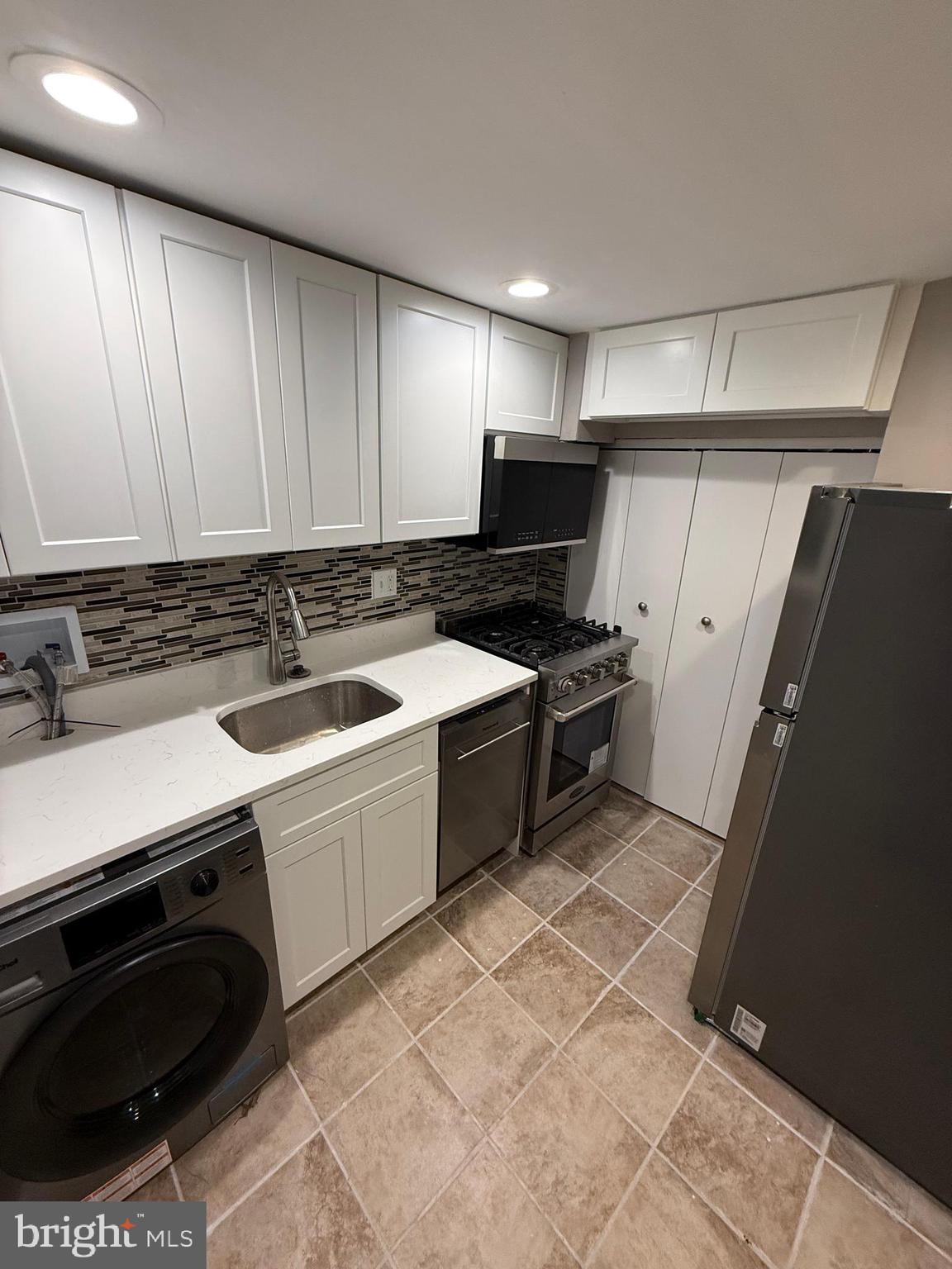 IVERSON COURTS - Residential