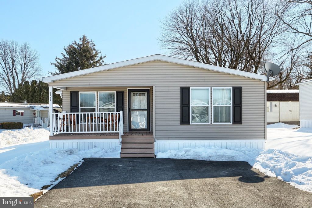 Photo of 301 Blue Jay Drive, RED LION, PA 17356 (MLS # PAYK2097588)