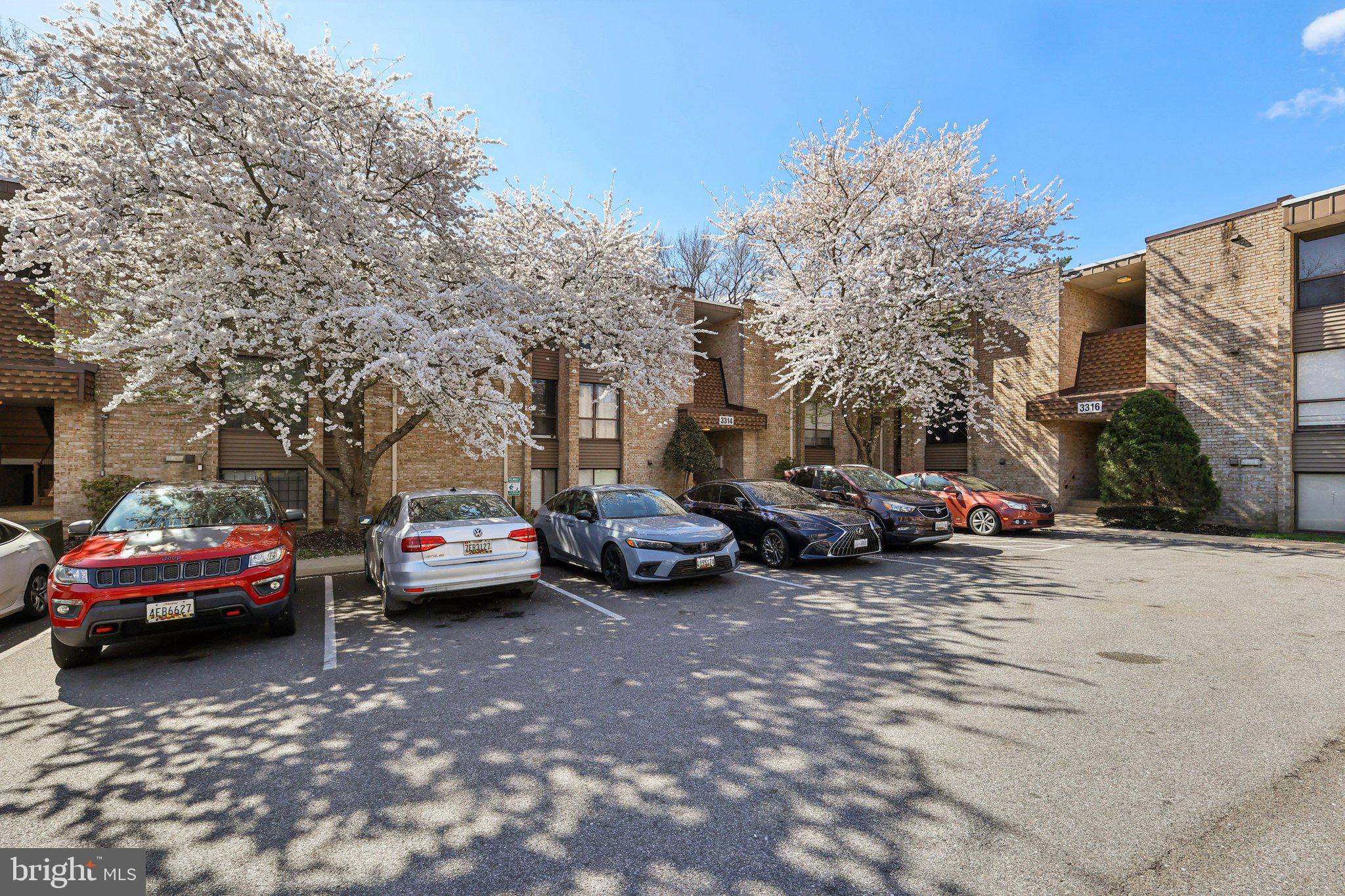 HUNTLEY SQUARE CONDOMINIUMS - Residential