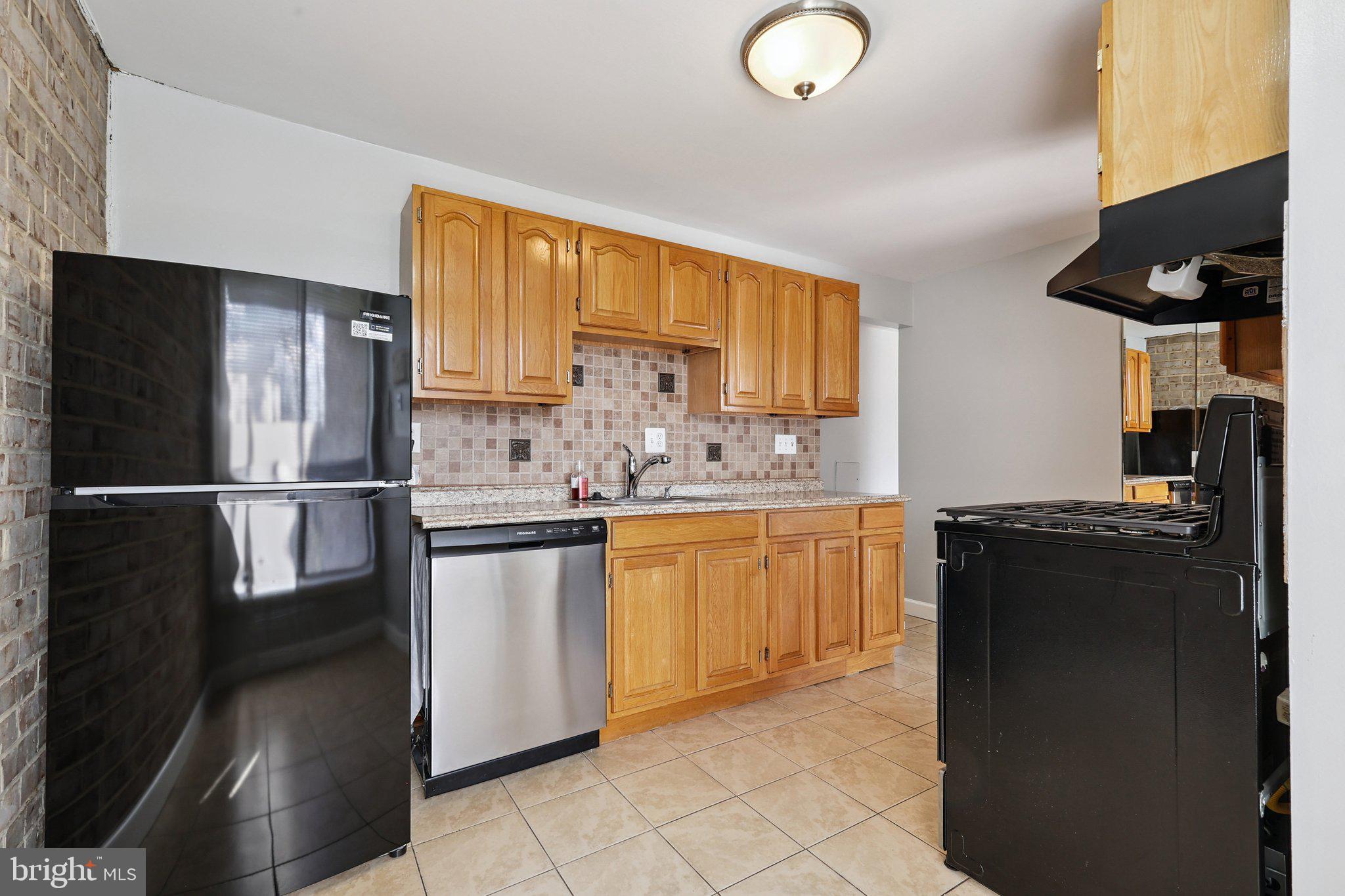 HUNTLEY SQUARE CONDOMINIUMS - Residential