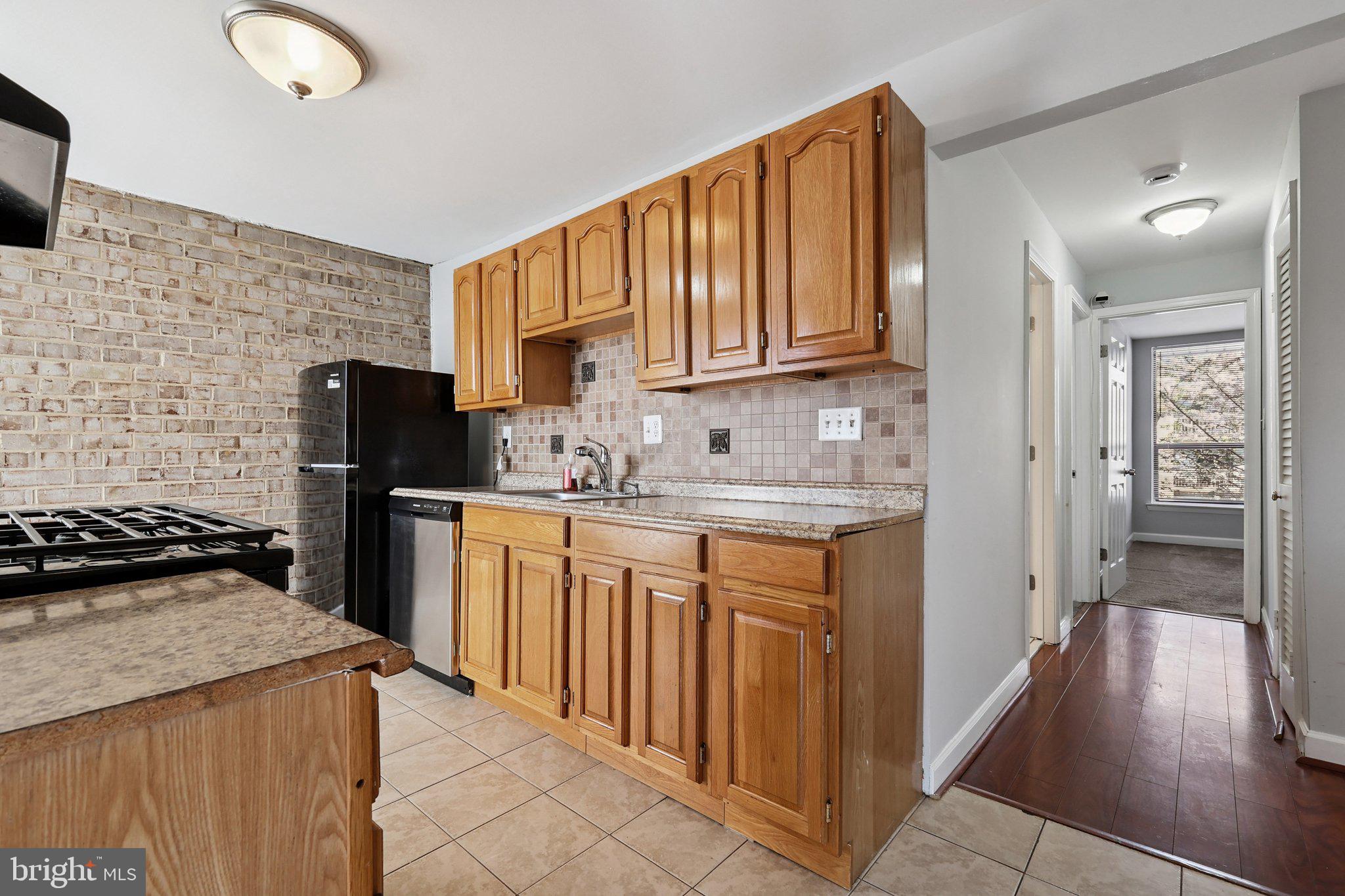 HUNTLEY SQUARE CONDOMINIUMS - Residential