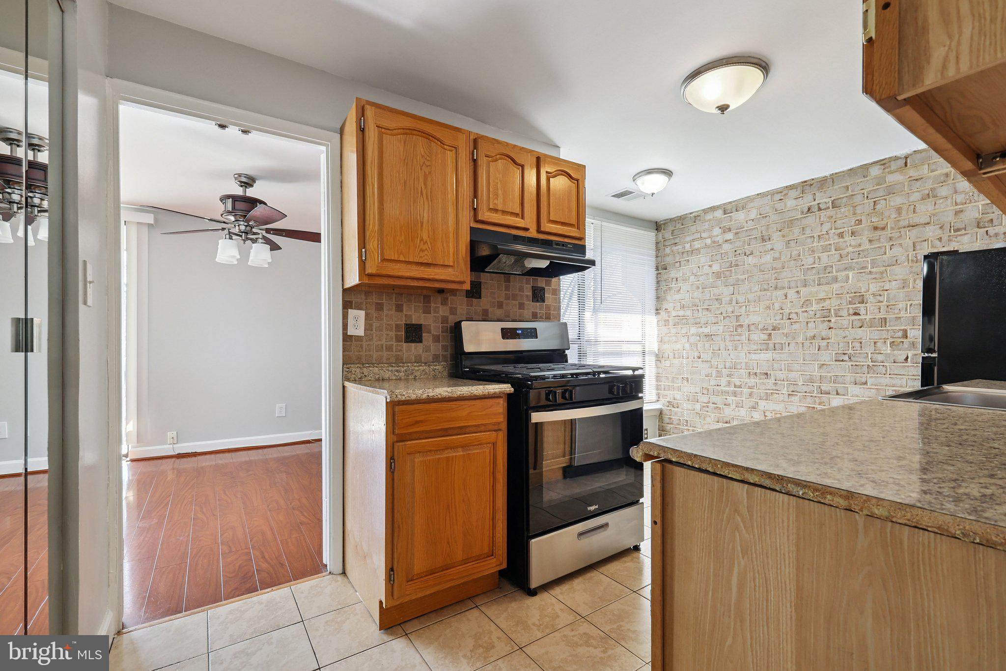 HUNTLEY SQUARE CONDOMINIUMS - Residential