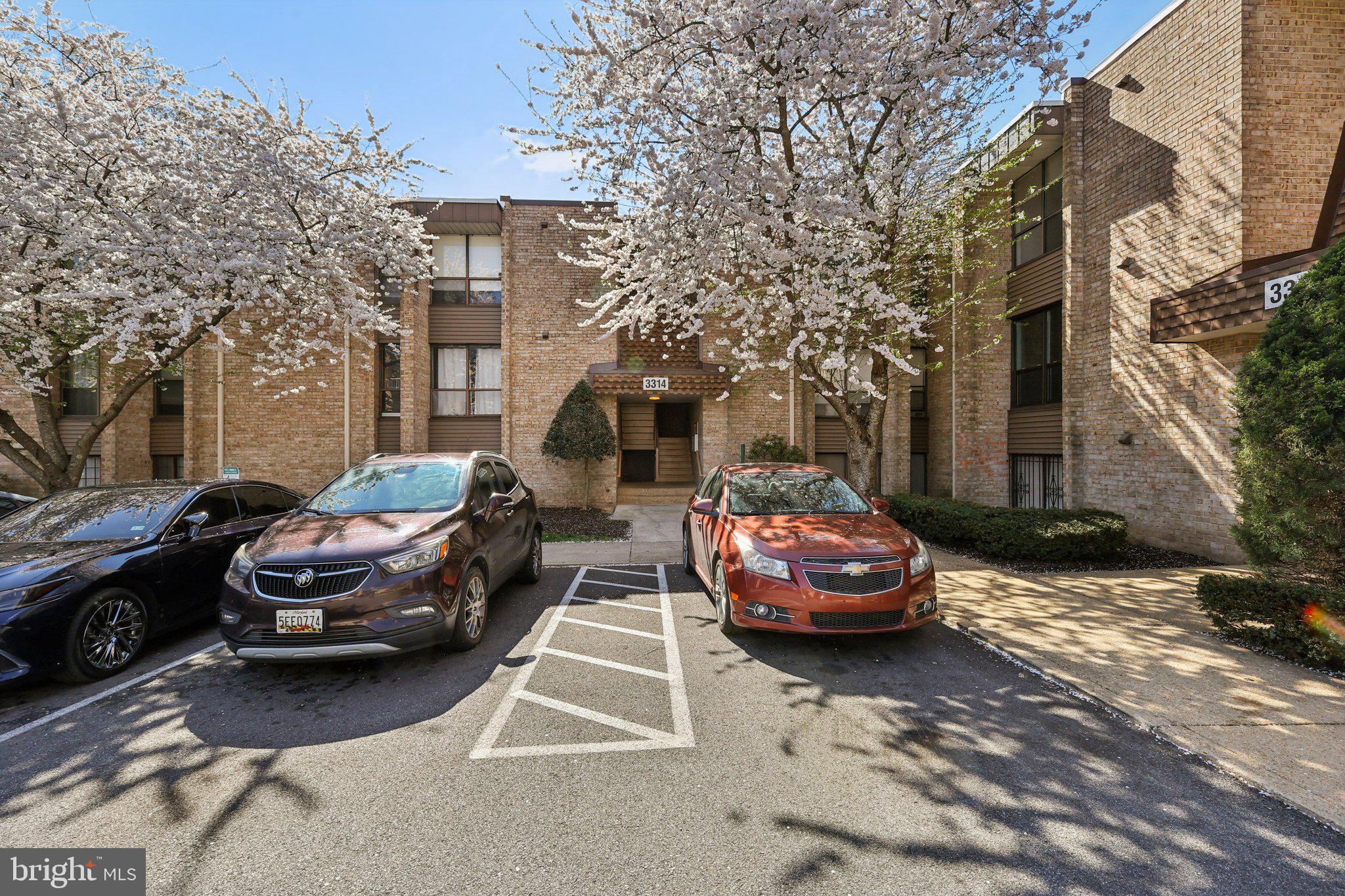 HUNTLEY SQUARE CONDOMINIUMS - Residential