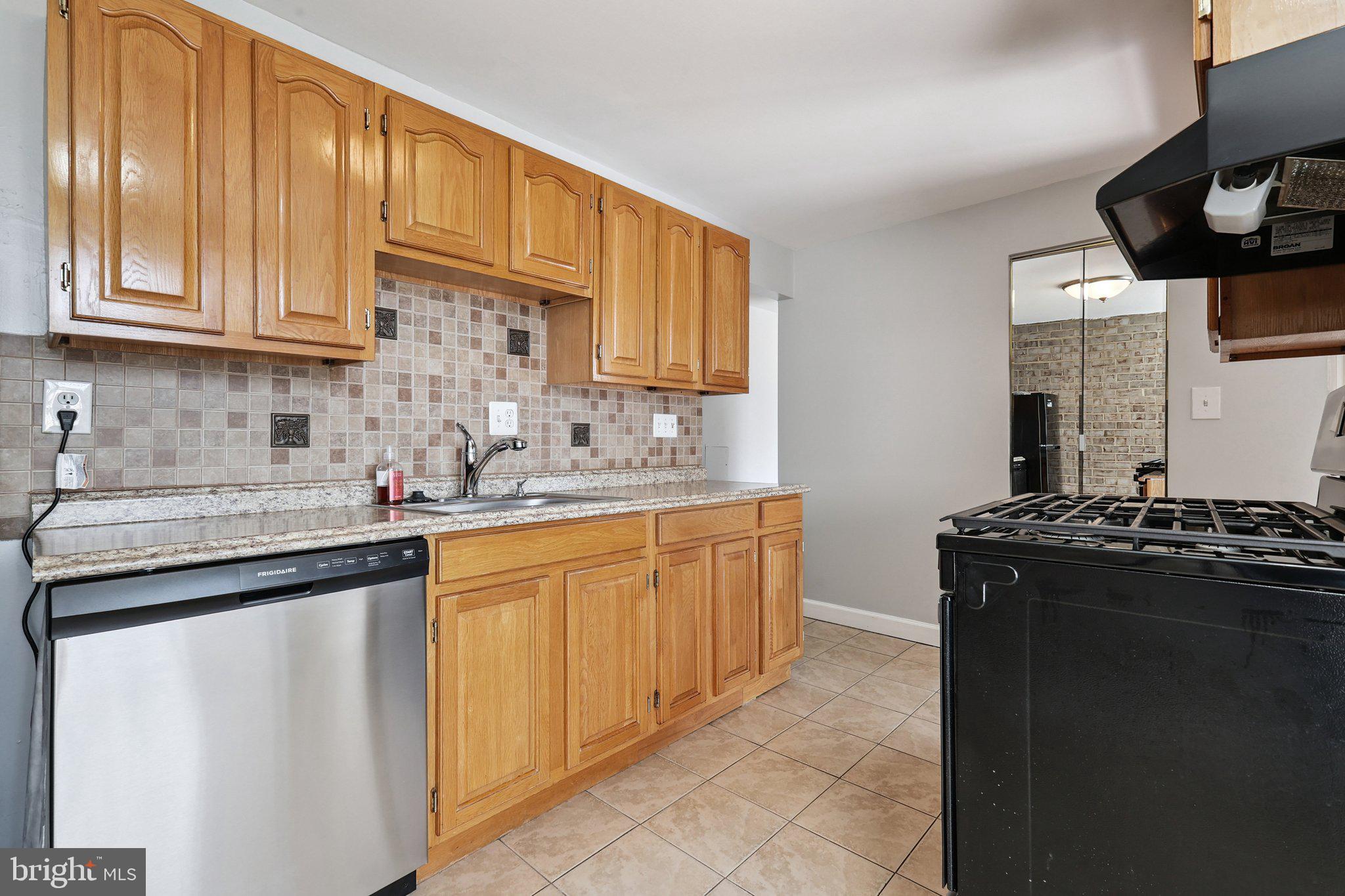 HUNTLEY SQUARE CONDOMINIUMS - Residential