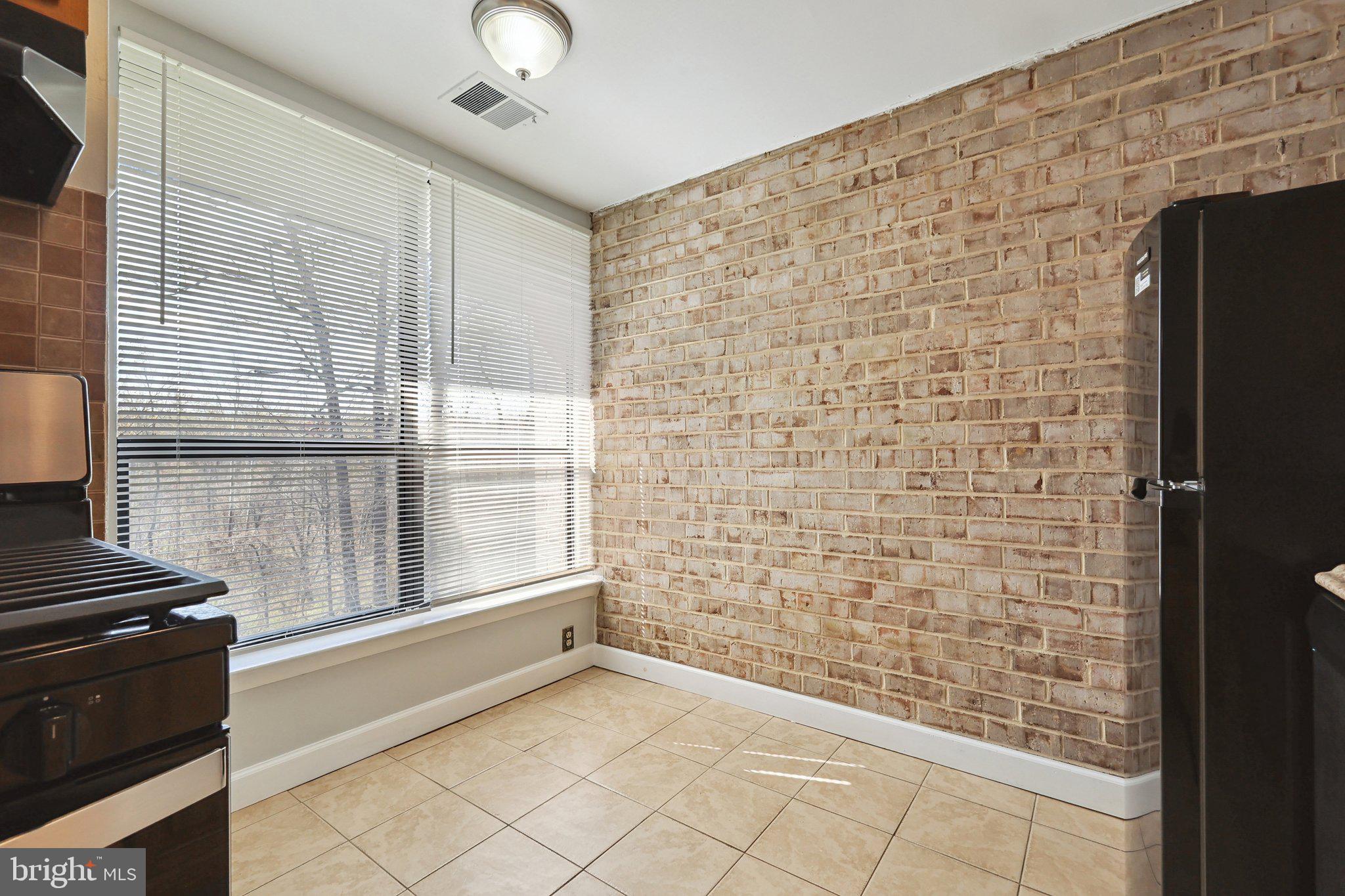 HUNTLEY SQUARE CONDOMINIUMS - Residential