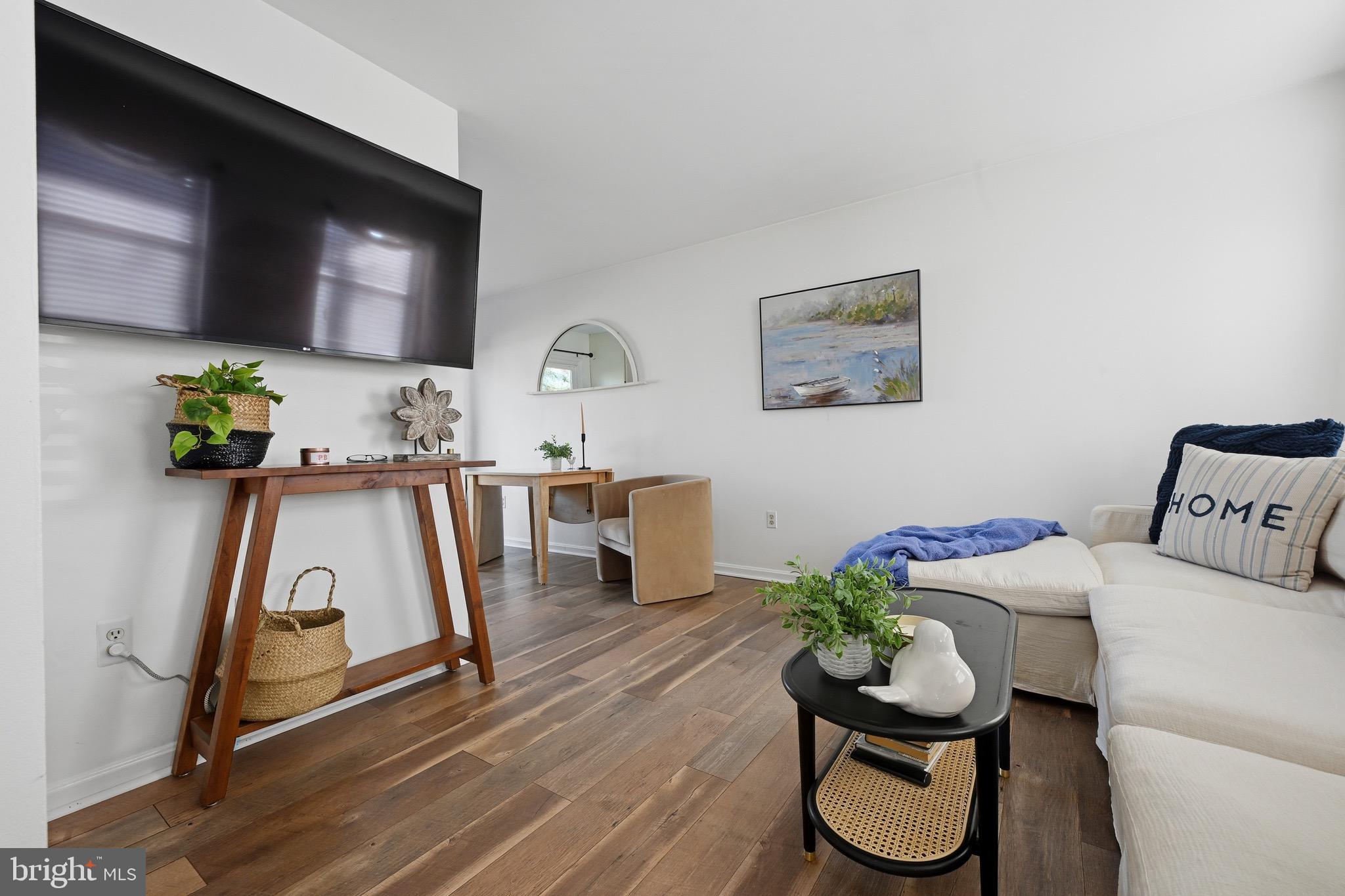 WOODLAND BEACH - Residential