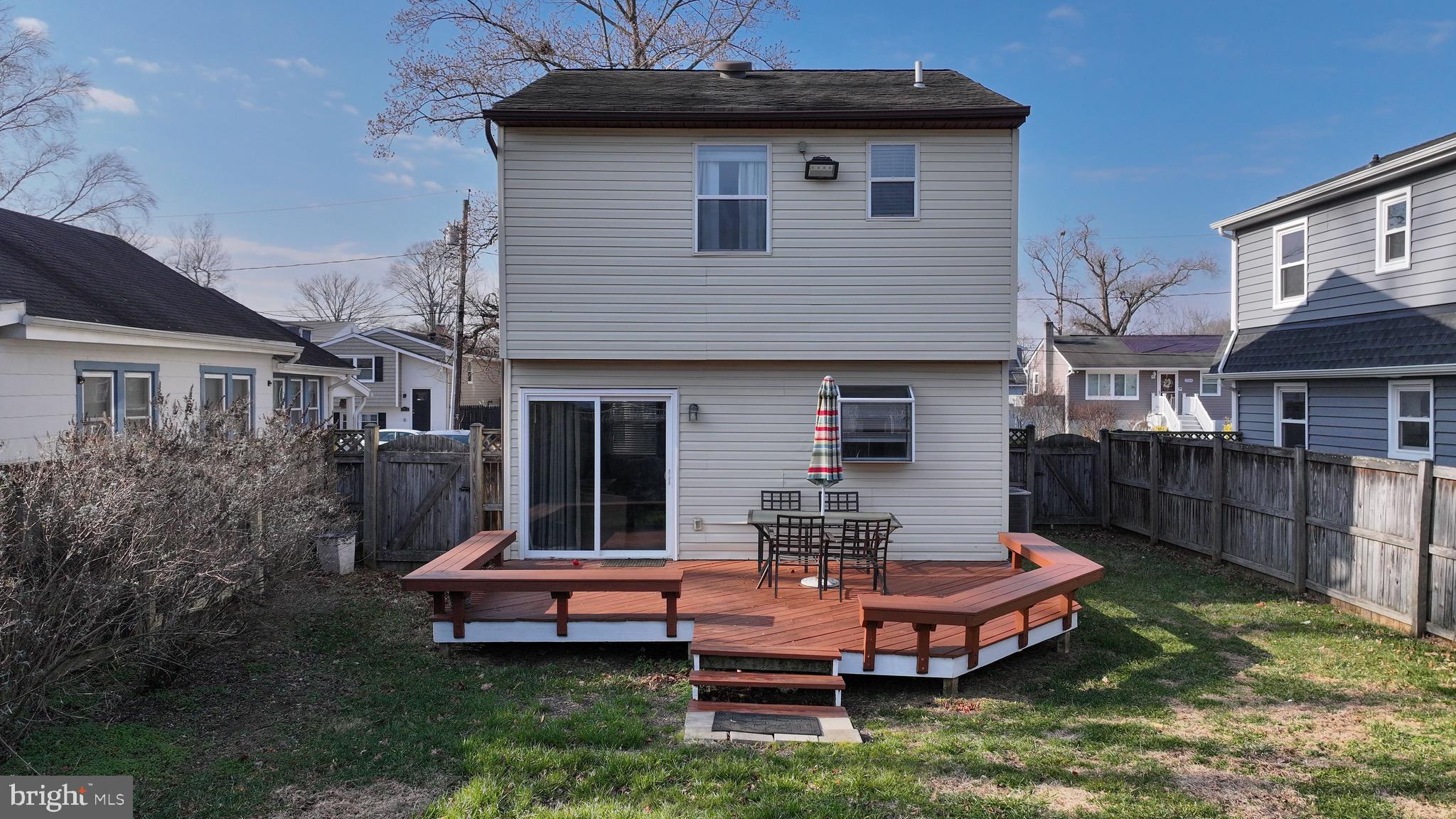 WOODLAND BEACH - Residential