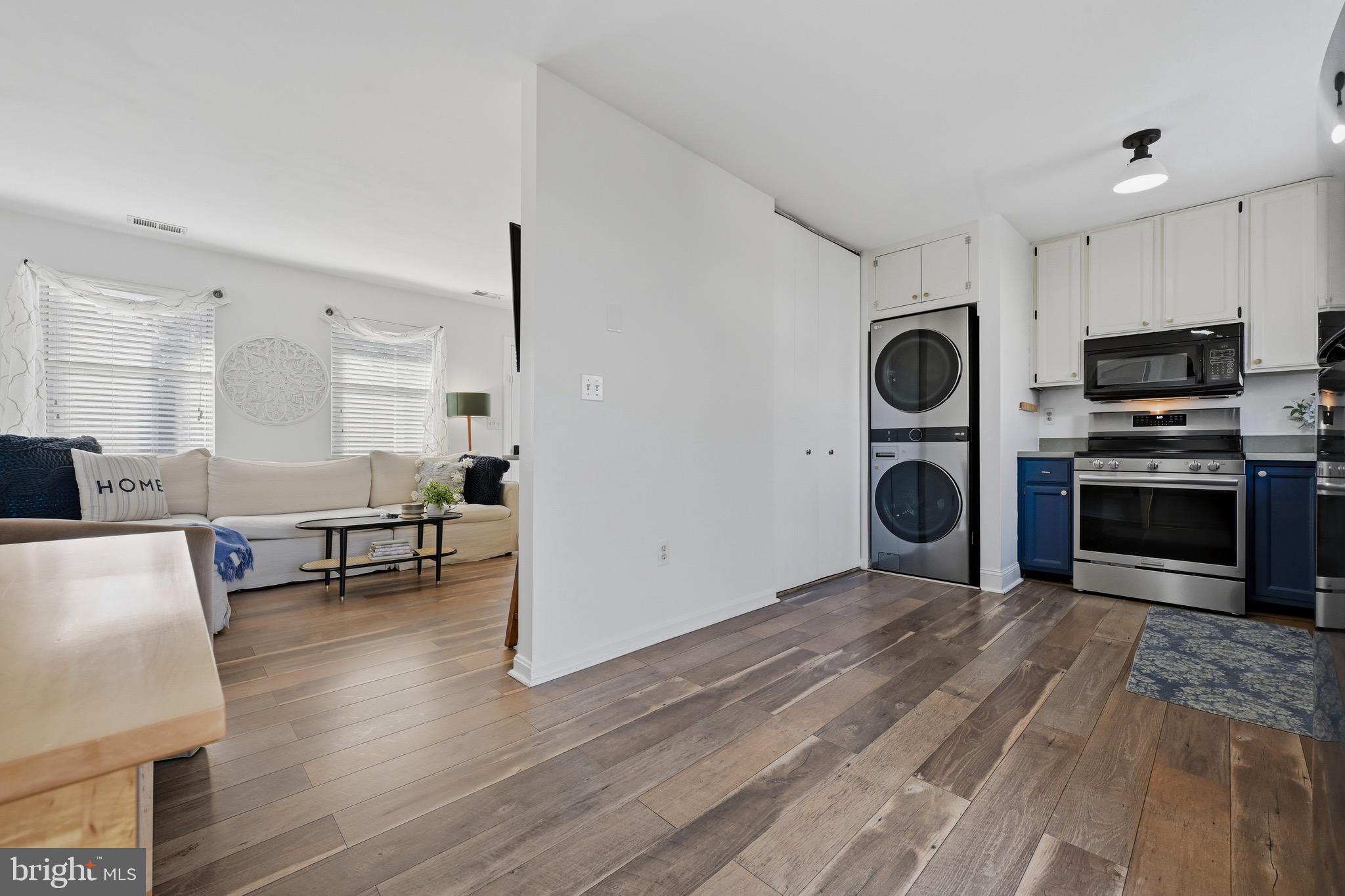 WOODLAND BEACH - Residential