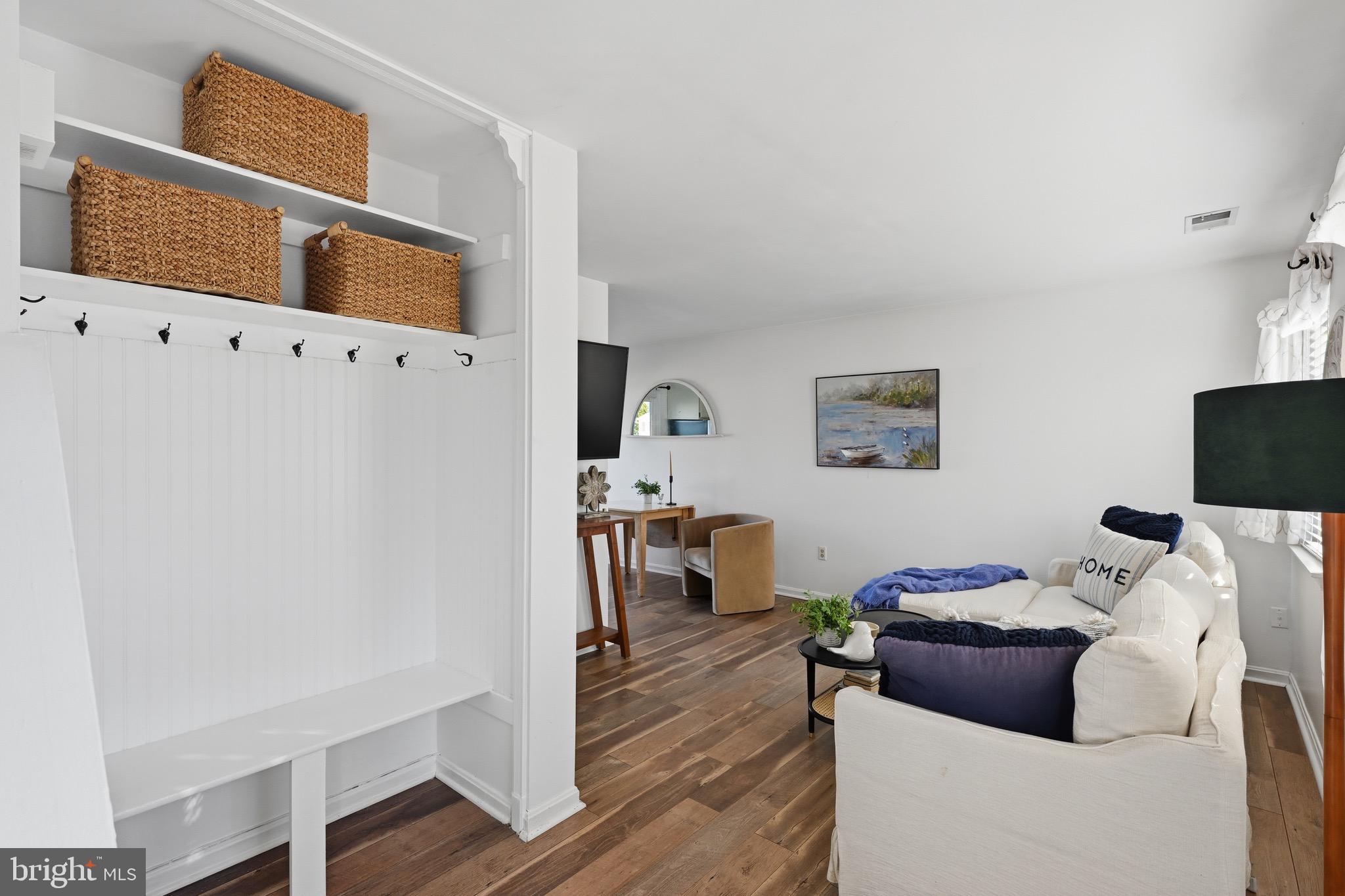 WOODLAND BEACH - Residential