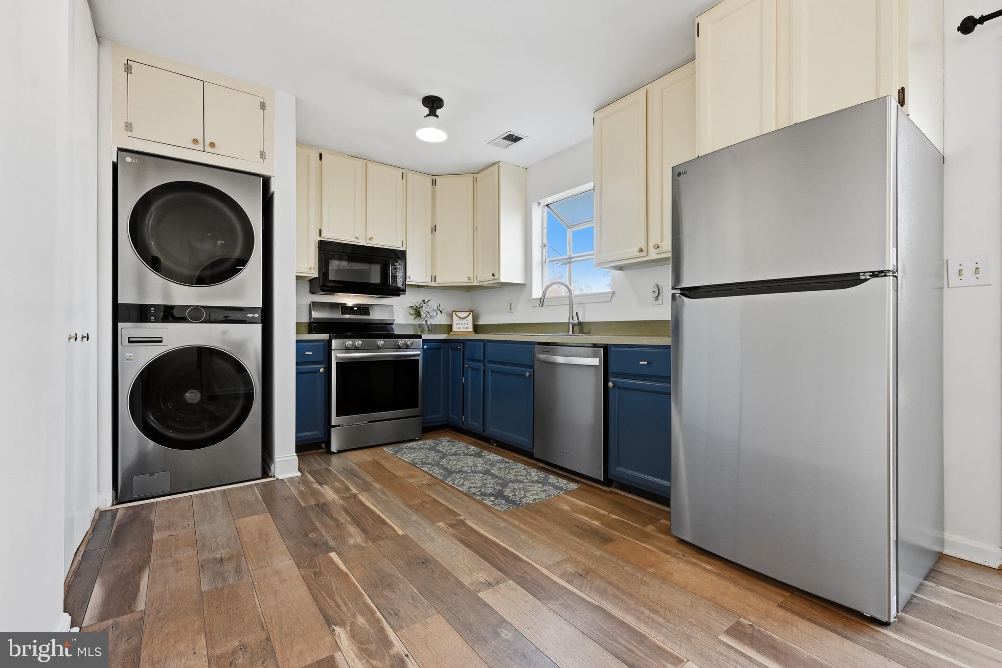 WOODLAND BEACH - Residential