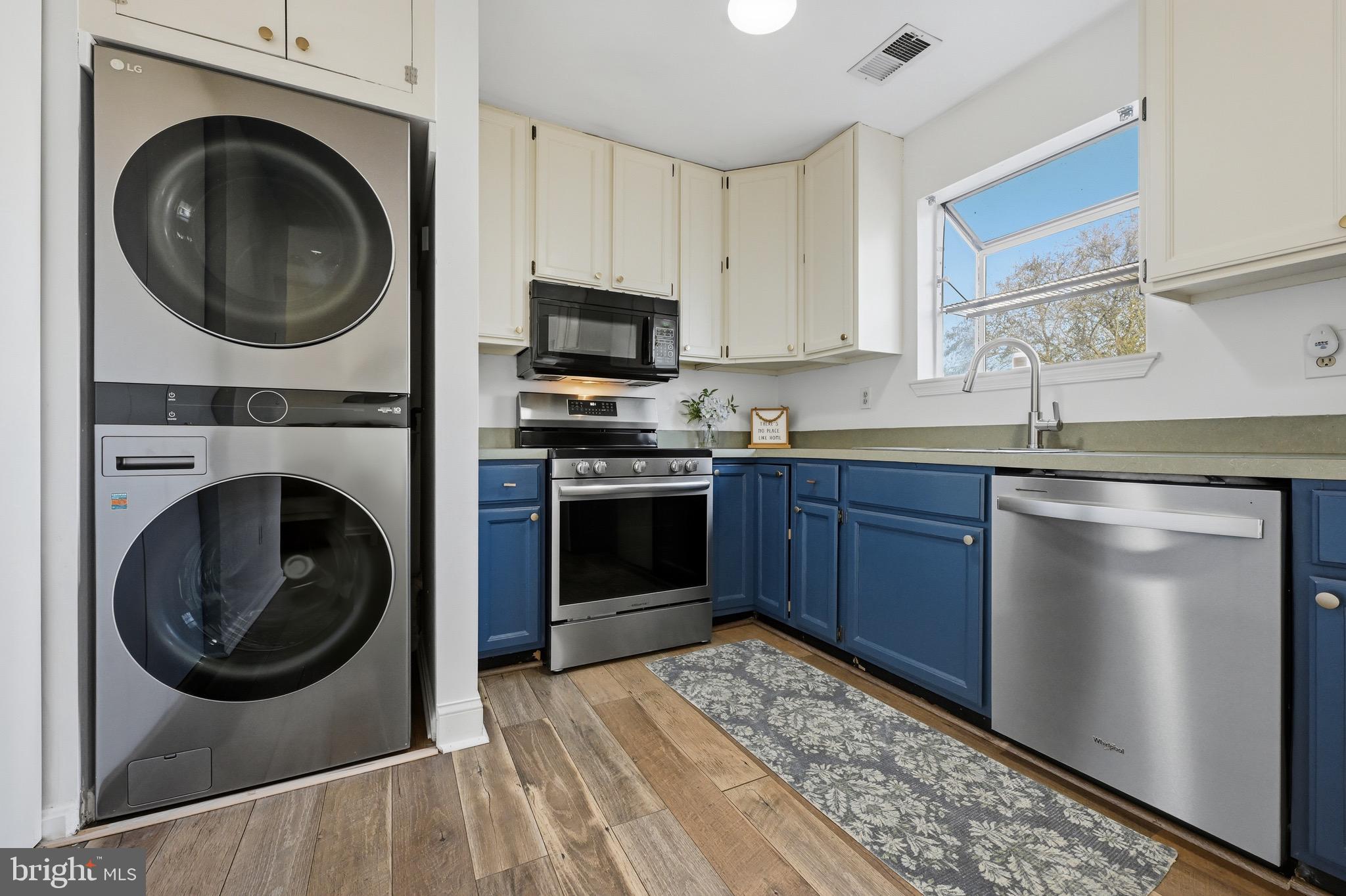 WOODLAND BEACH - Residential