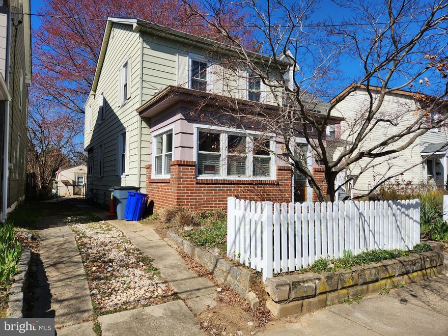 Downtown Annapolis. Original hardwood throughout home. Upper level with 3 bedrooms and 1 full bath.  Main level with kitchen and full bath. Dining room and living room. Screened in sun room to enjoy the beautiful morning sun. There is a shed in the rear with electric. Side yard to park your car plus street parking. With your TLC, this could be the home that you've been waiting for in downtown Annapolis.