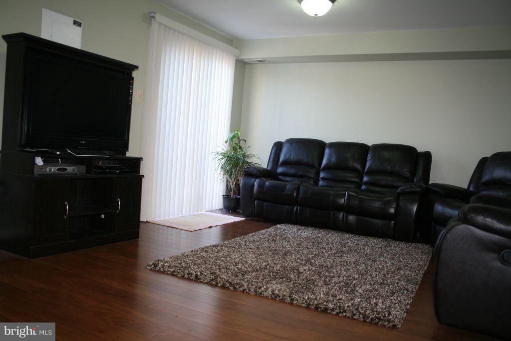 ROLLING BROOK - Residential Lease