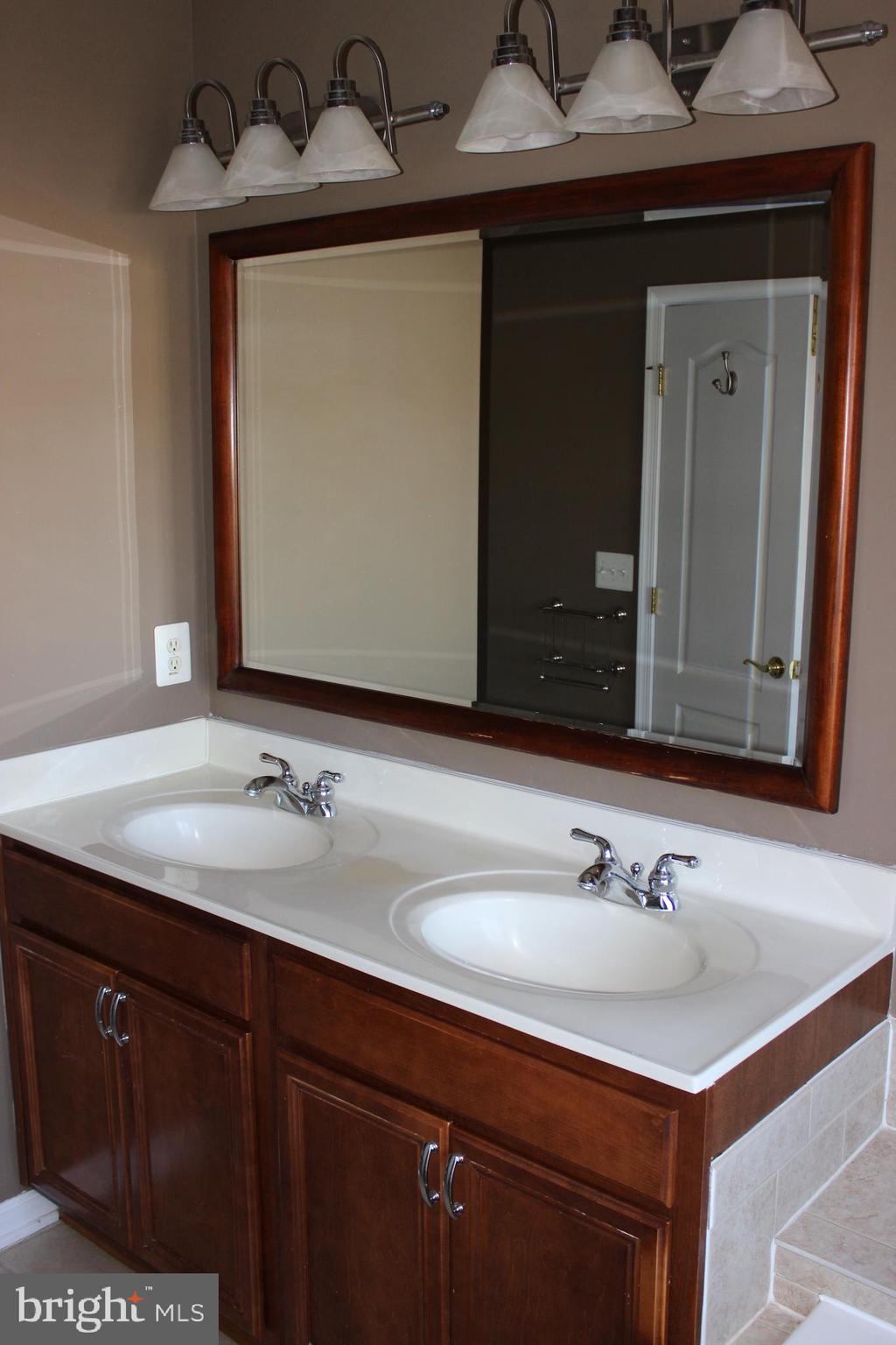 BUCKLEYS RESERVE - Residential Lease