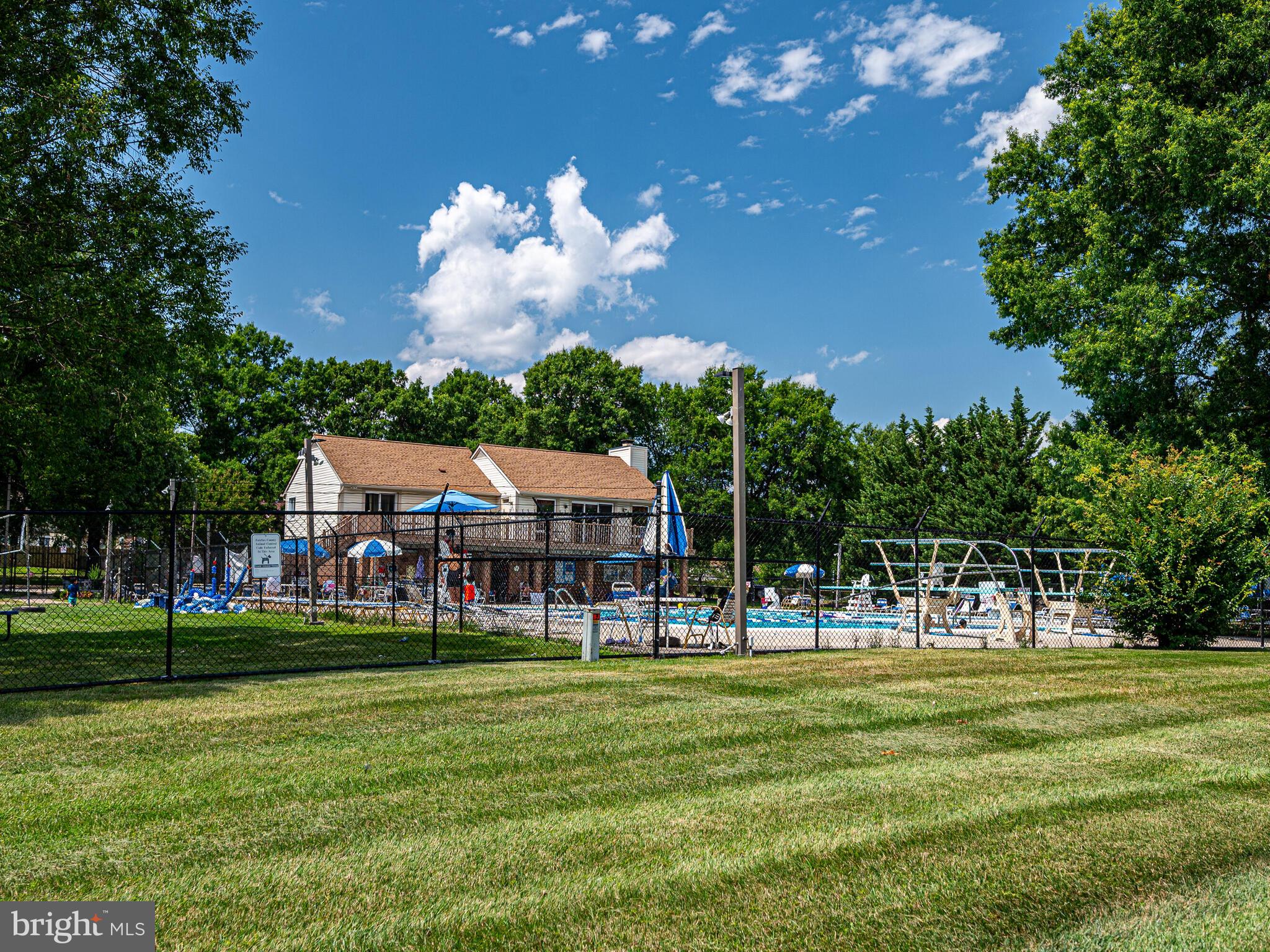 FOUR SEASONS - Residential