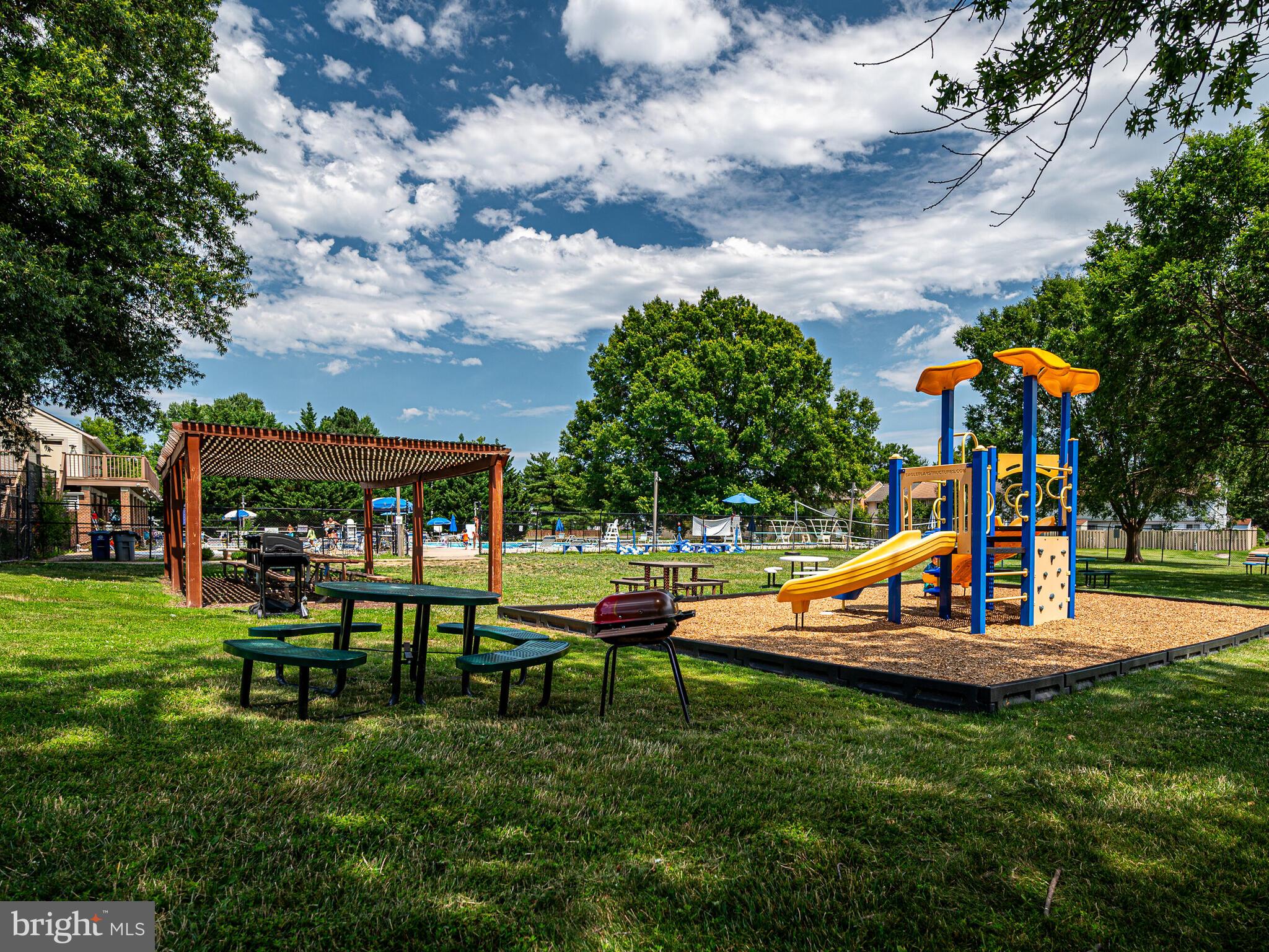 FOUR SEASONS - Residential