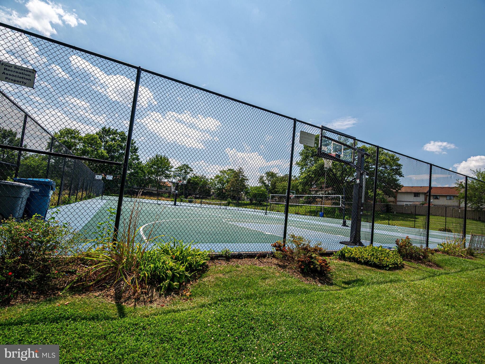 FOUR SEASONS - Residential