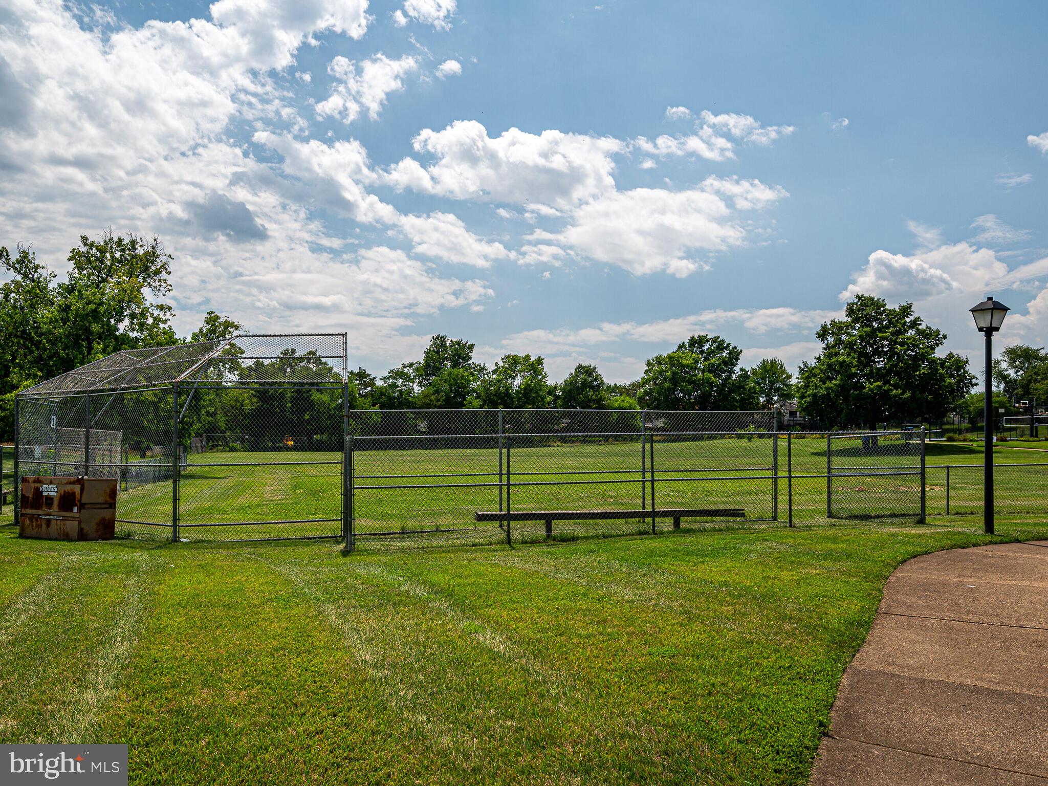 FOUR SEASONS - Residential