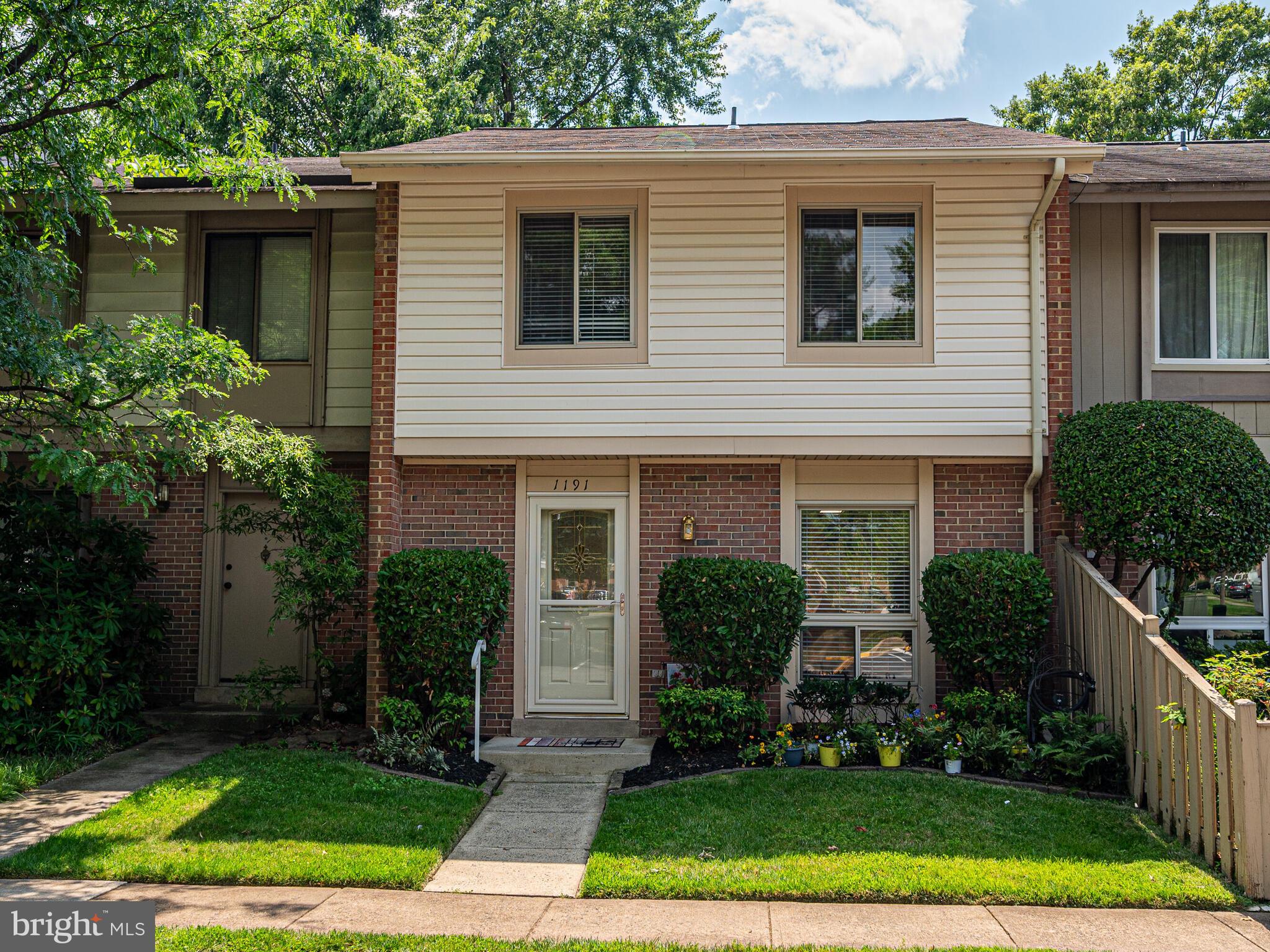 FOUR SEASONS - Residential