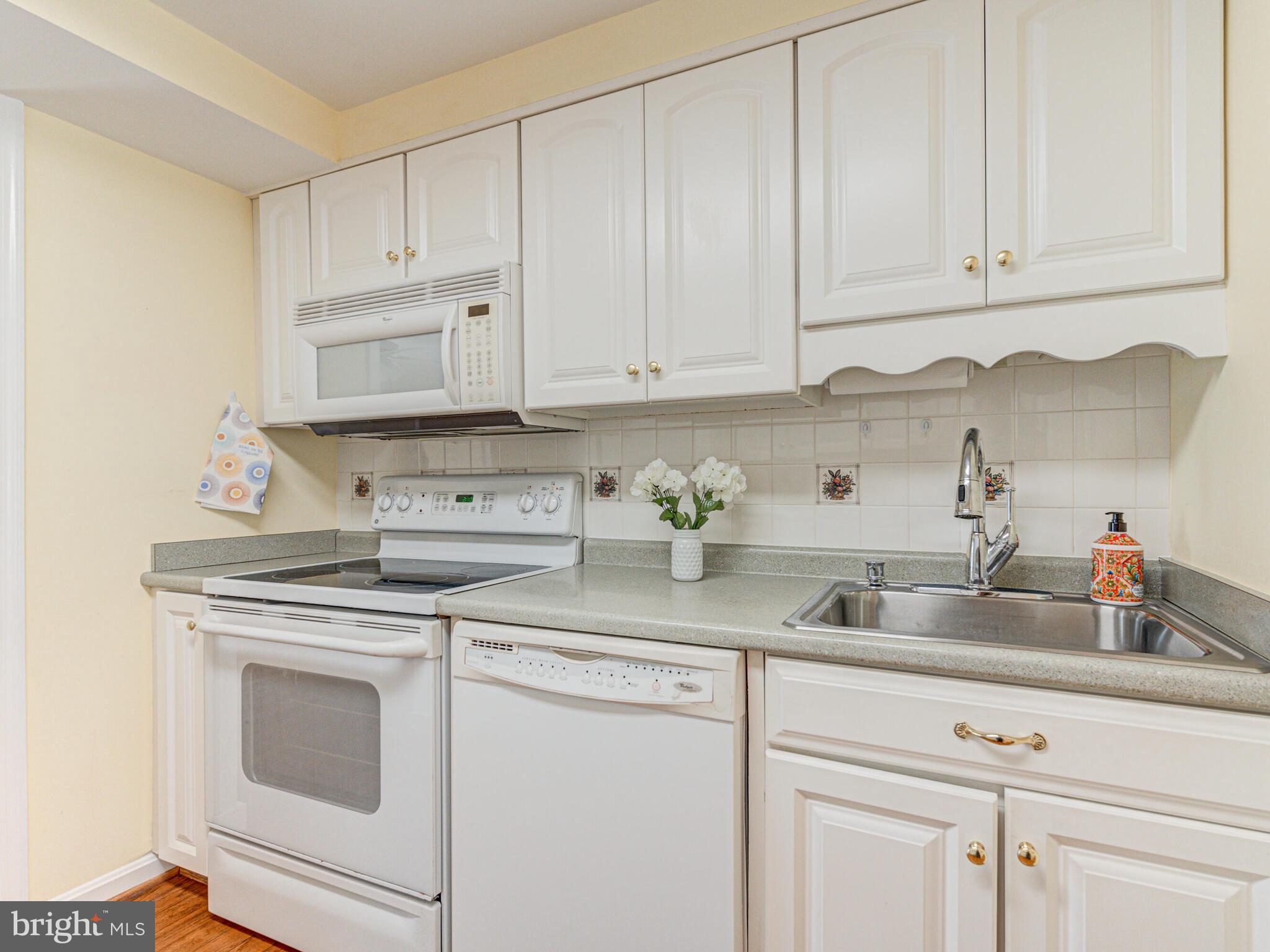 FOUR SEASONS - Residential