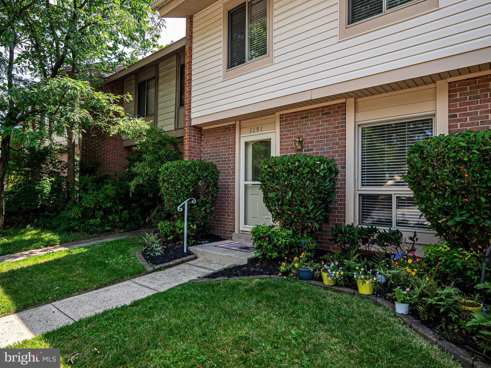 FOUR SEASONS - Residential