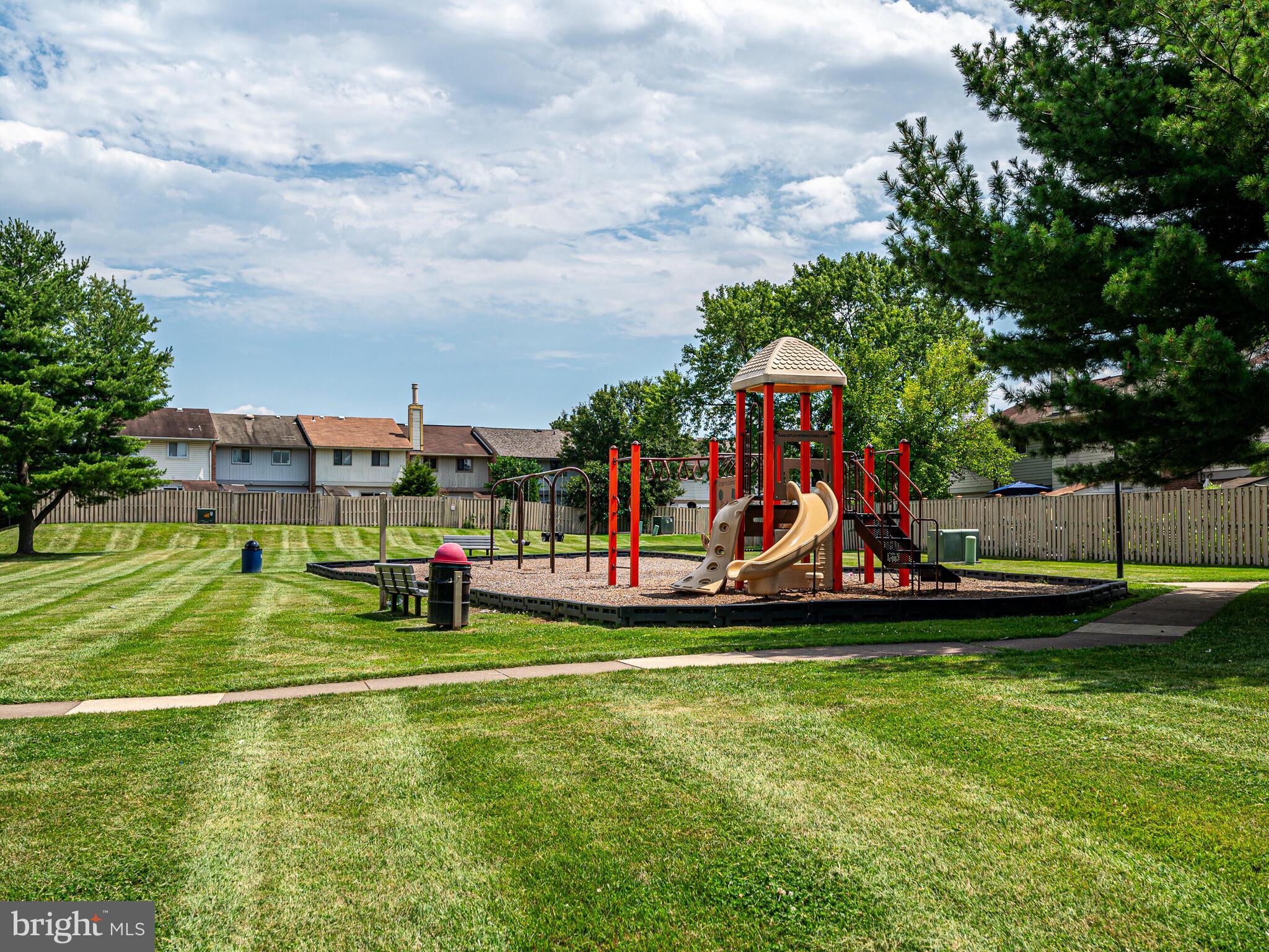 FOUR SEASONS - Residential