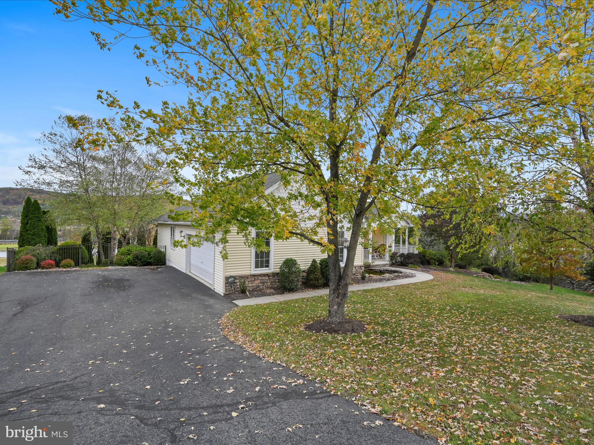 521 LAKE FRONT DRIVE